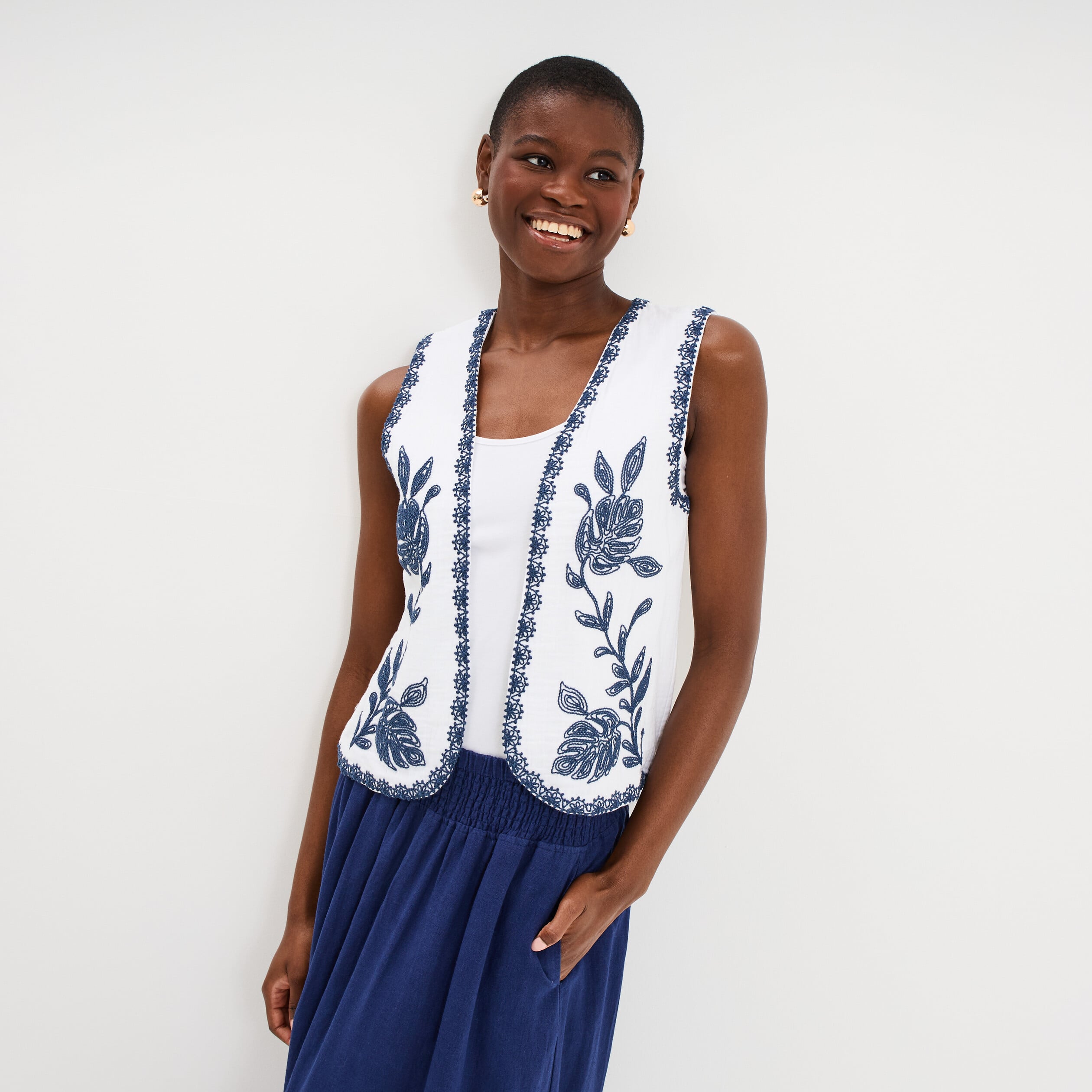 Gilet sans manches brod&eacute; gaze de coton blanc femme