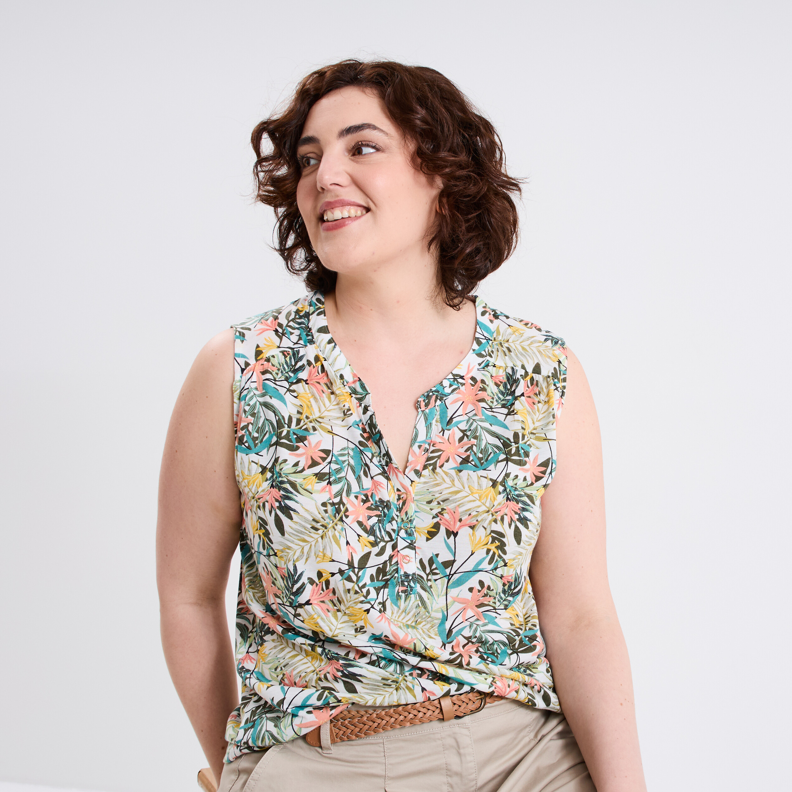 blouse ajustee col tunisien blanc femmegt Blouse ajustée col tunisien blanc femme grande taille