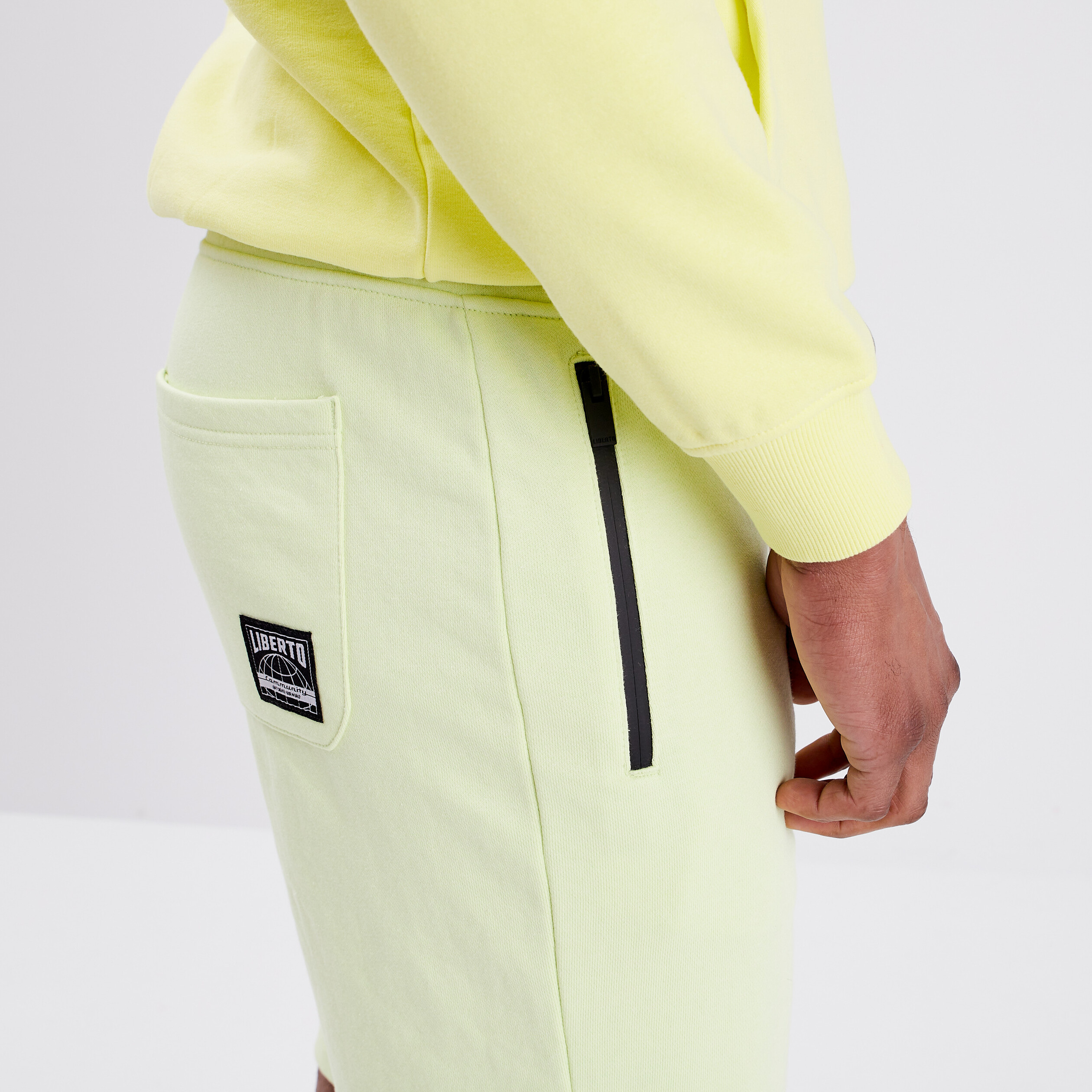 short jogging droit avec poches zippees vert homme Short jogging droit avec poches zippées vert homme
