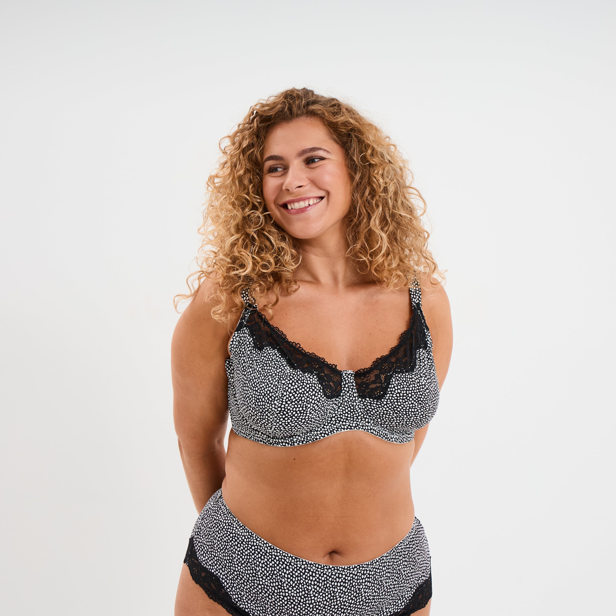 Soutien-gorge corbeille microfibre noir femme grande taille