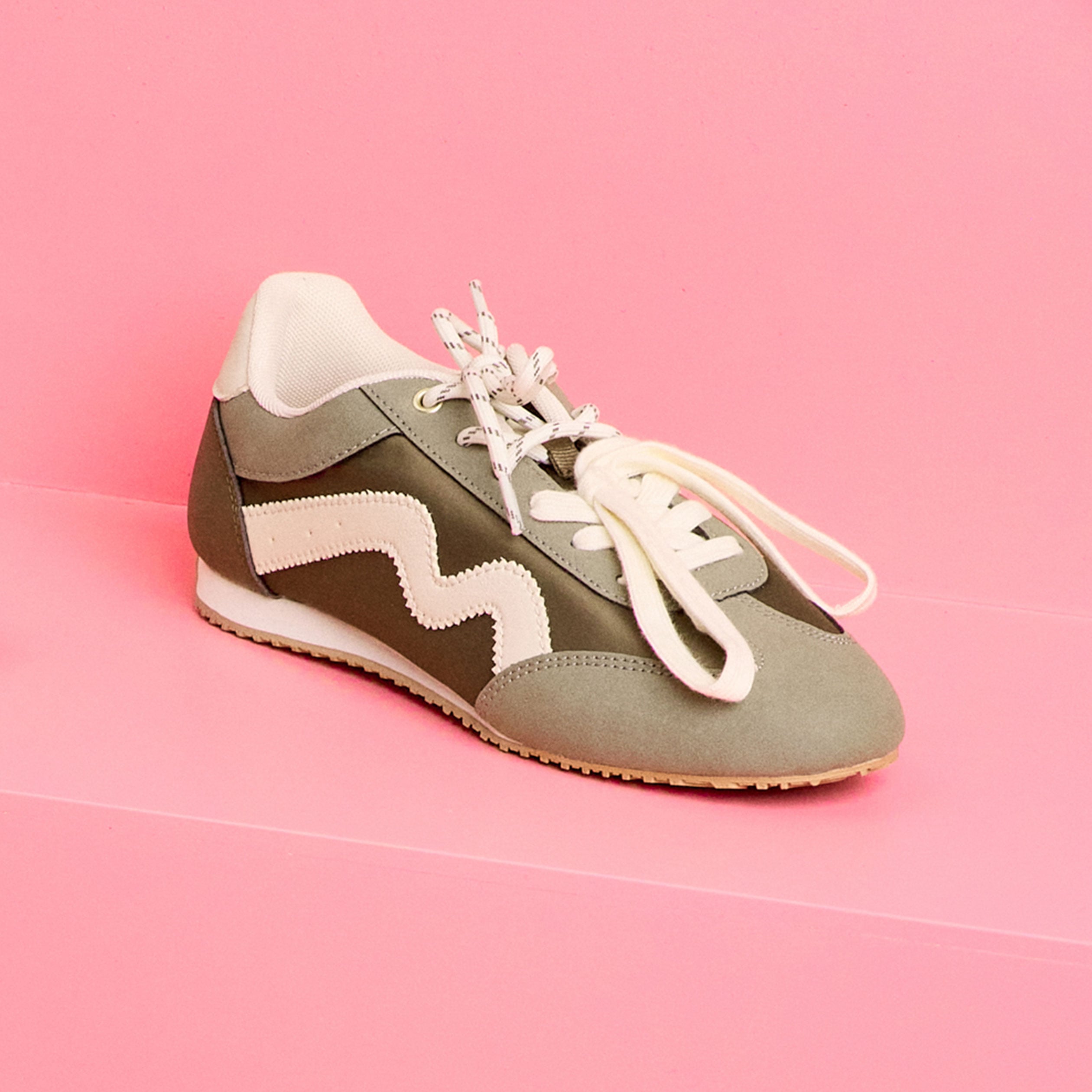Baskets &agrave; lacets doubles semelle fine vert kaki femme