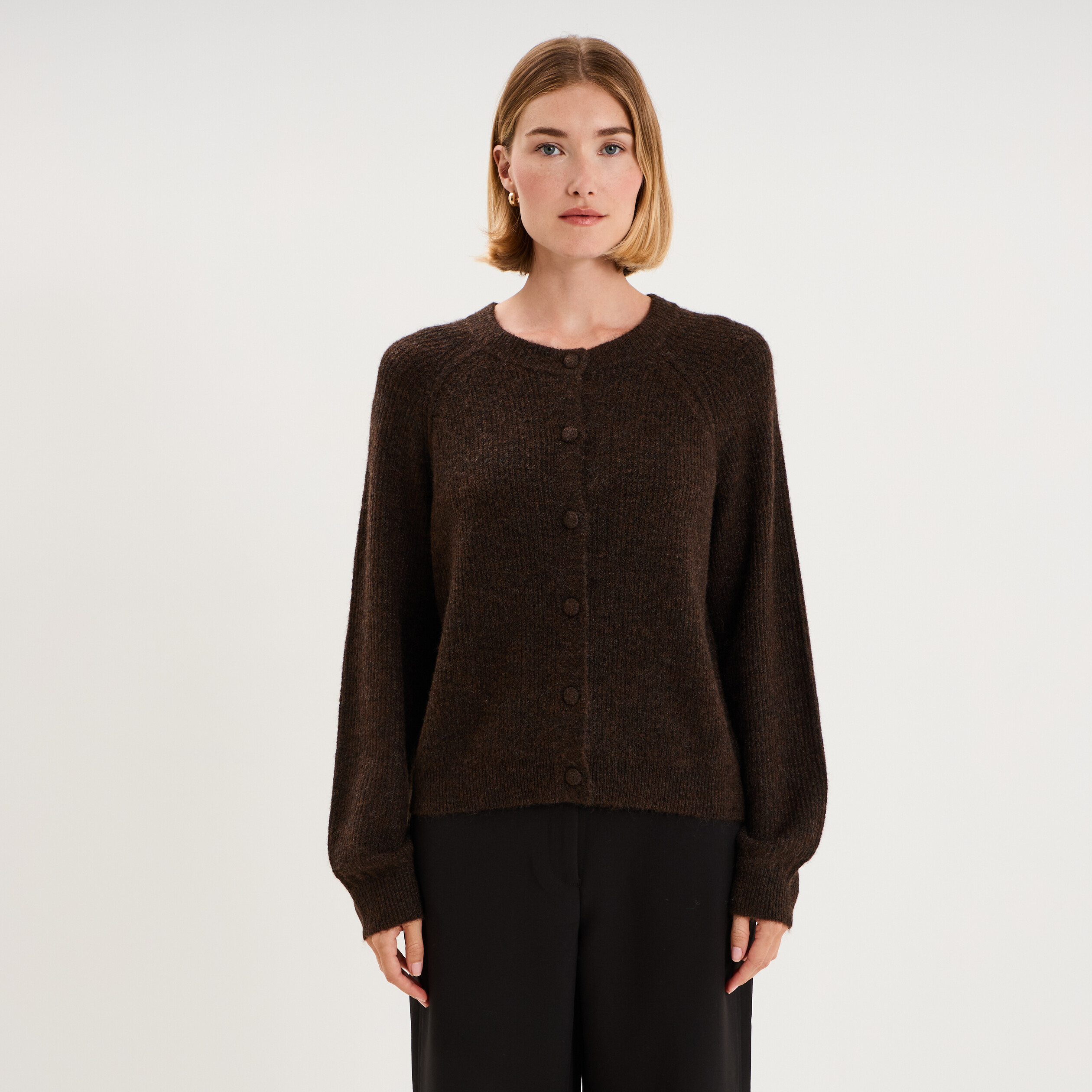 Gilet cardigan col rond boutonn&eacute; marron fonc&eacute; femme