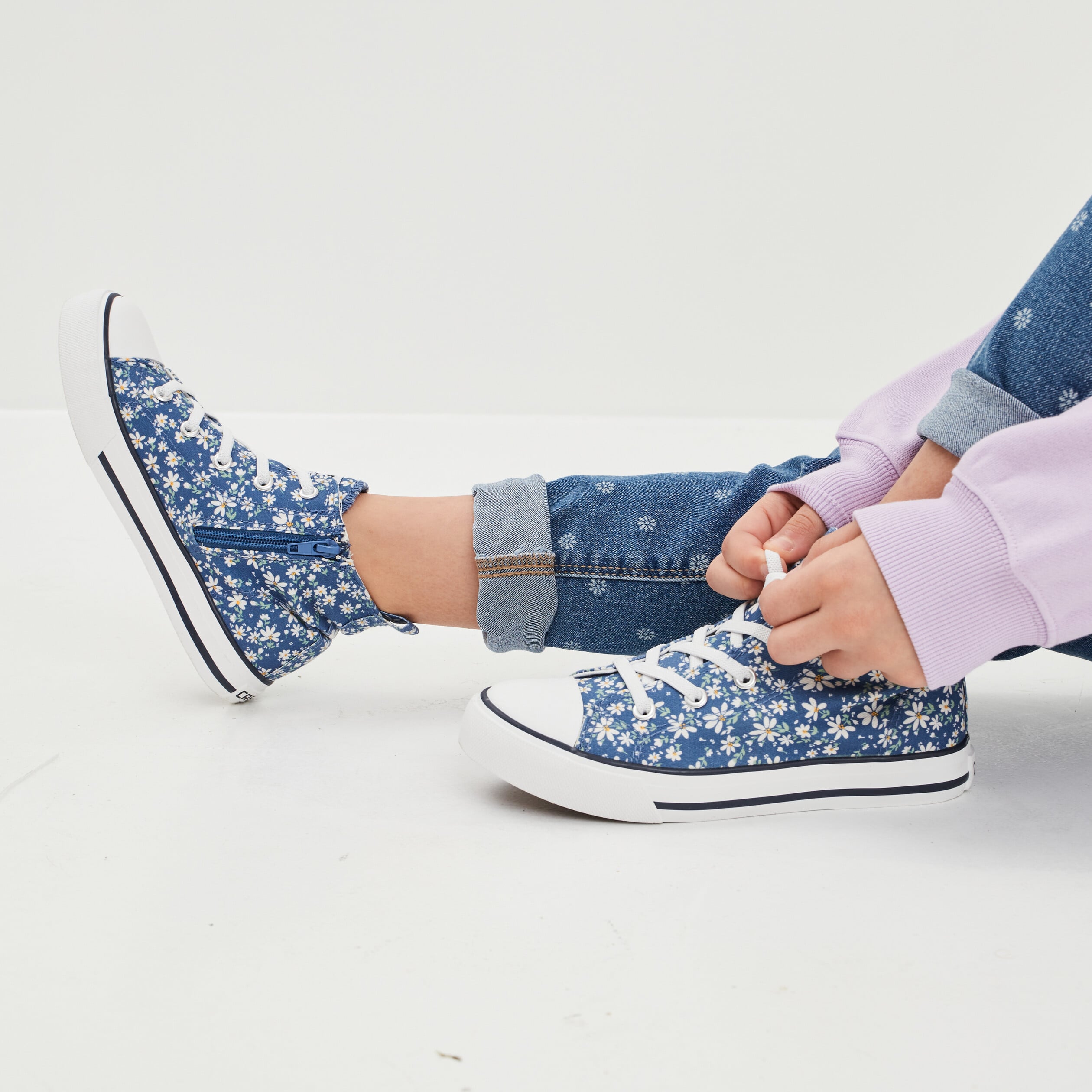 Tennis montantes en toile bout renforc&eacute; bleu fille