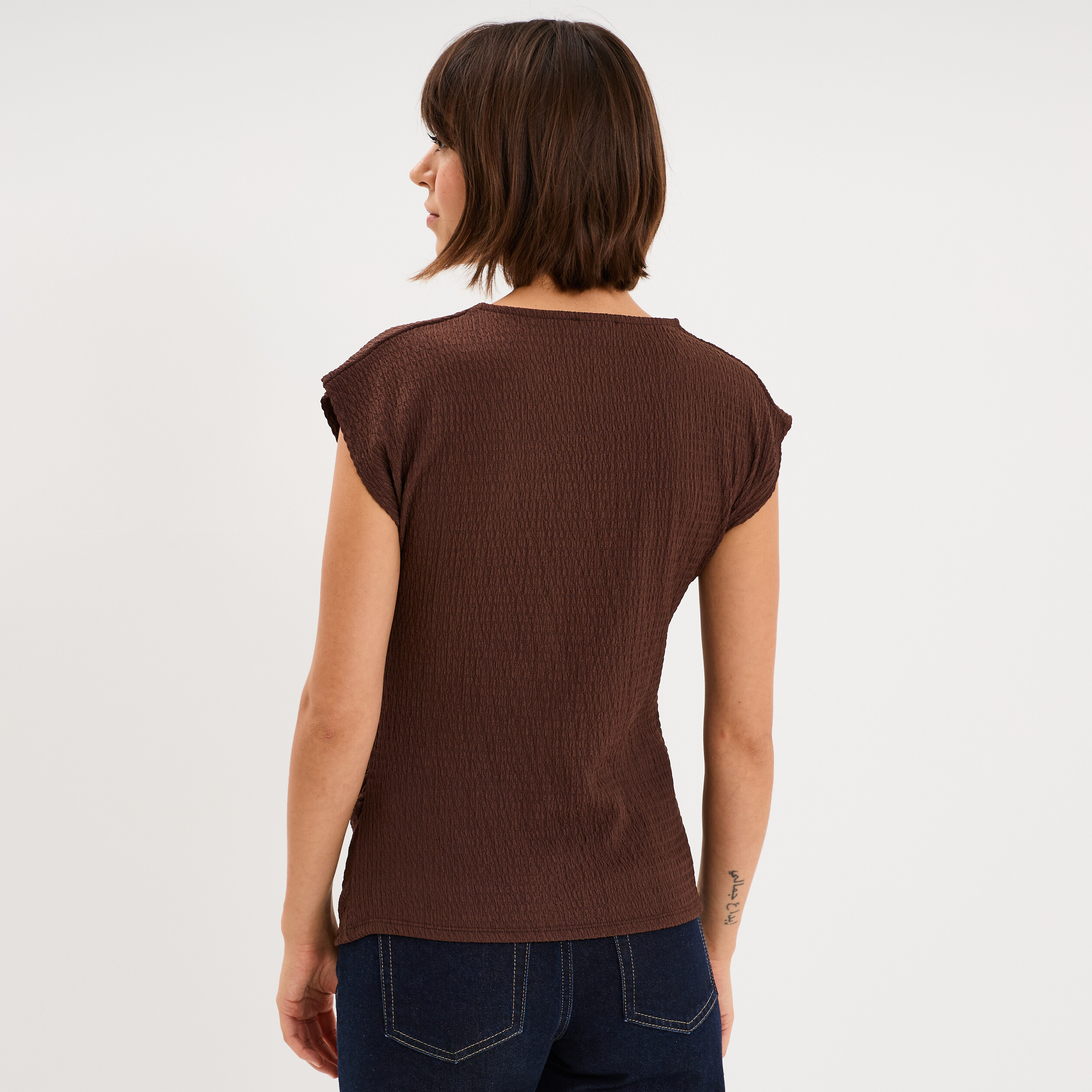 T-shirt fronc&eacute; gaufr&eacute; manches courtes marron fonc&eacute; femme