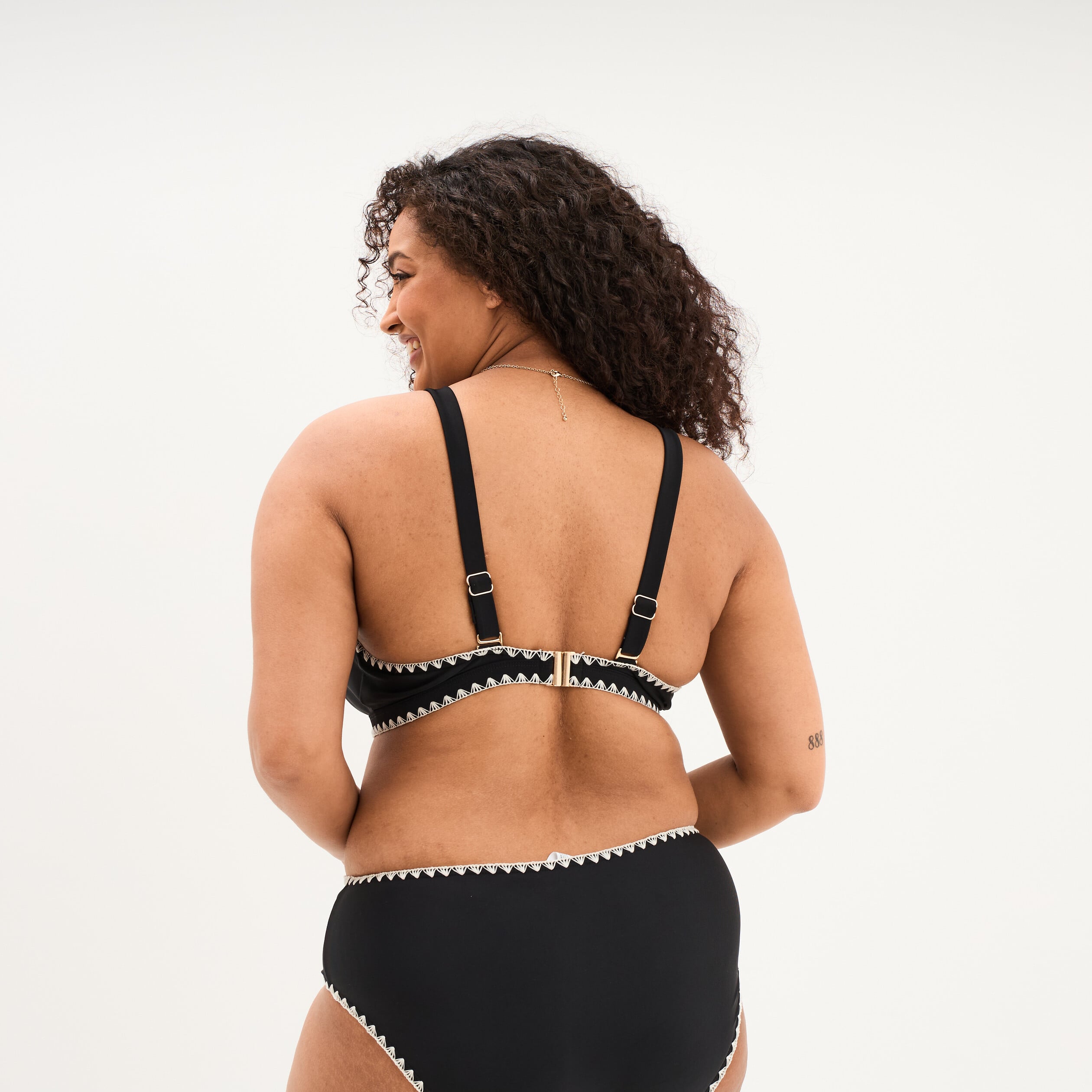 Haut de maillot de bain triangle brod&eacute; noir femme grande taille