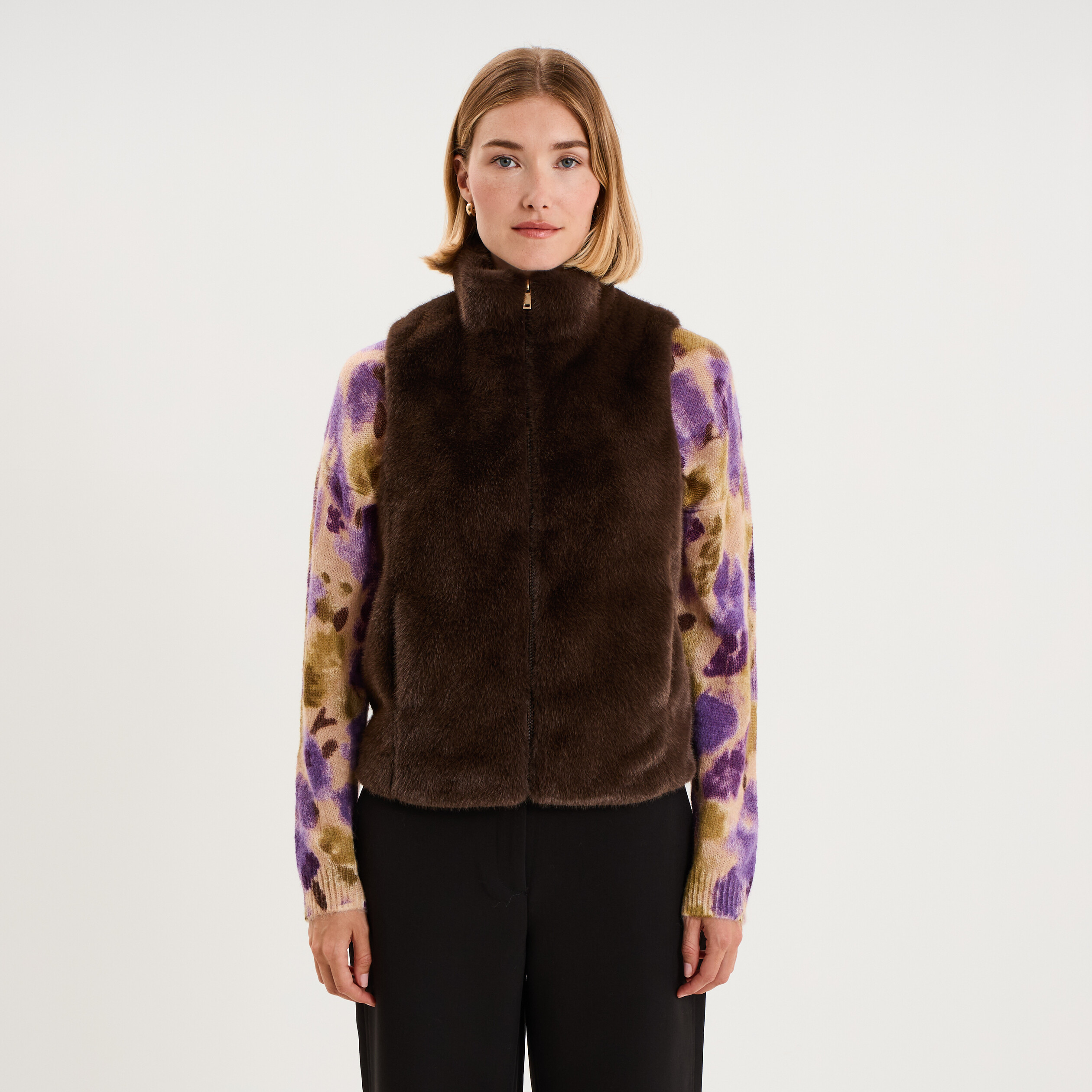 Gilet fausse fourrure col montant zipp&eacute; marron fonc&eacute; femme