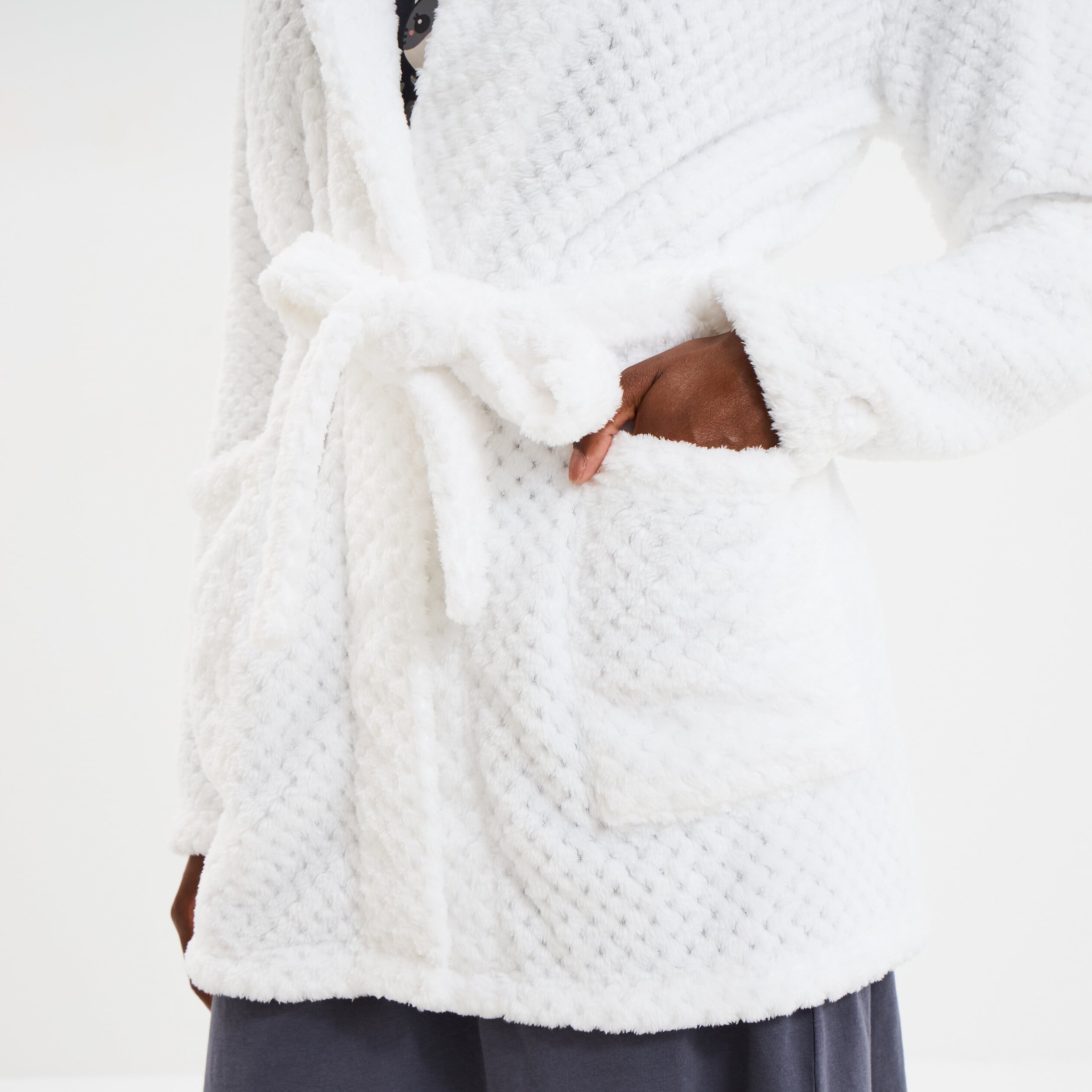 Peignoir mi-long effet polaire ceintur&eacute; blanc femme