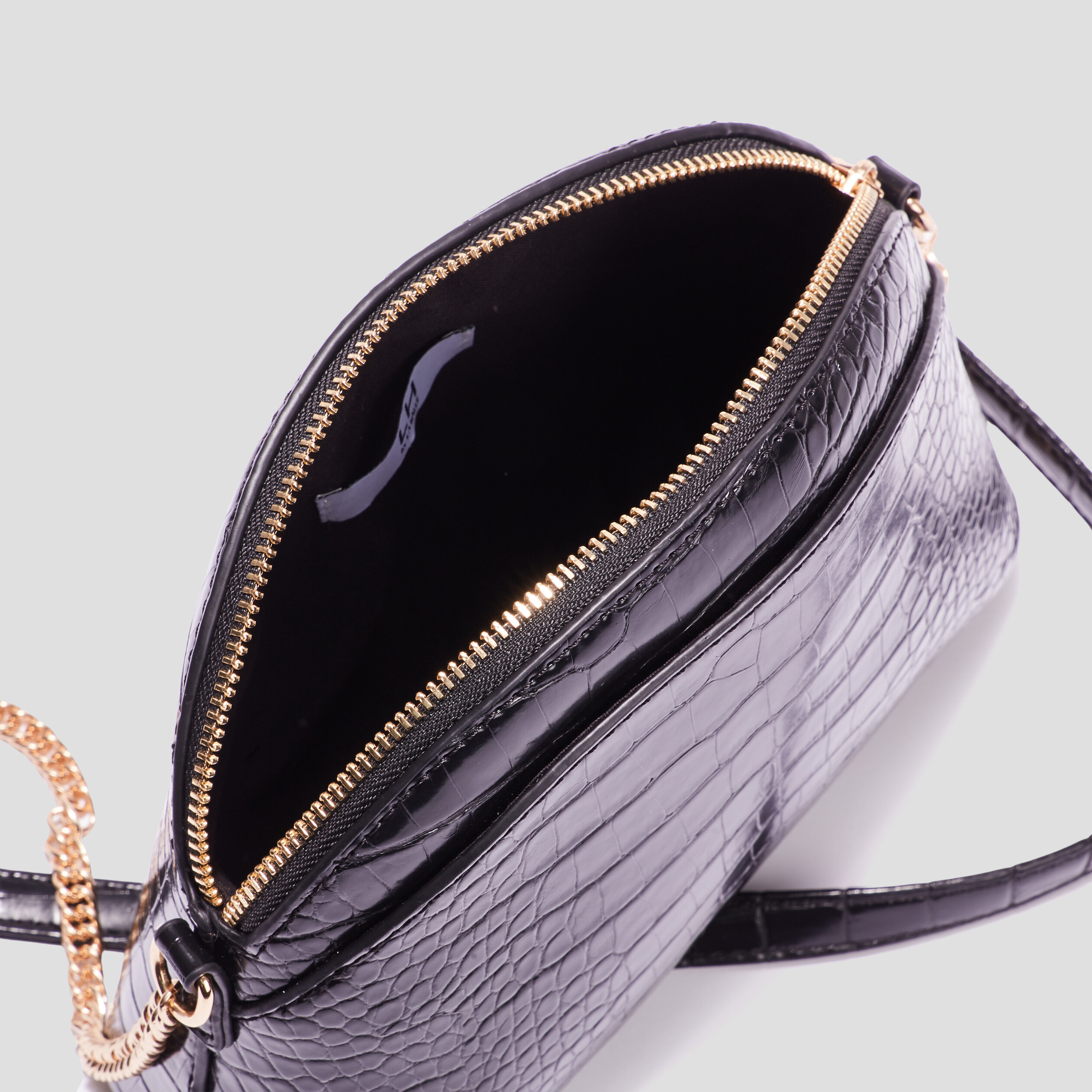 Sac en bandouli&egrave;re vernis effet croco noir femme