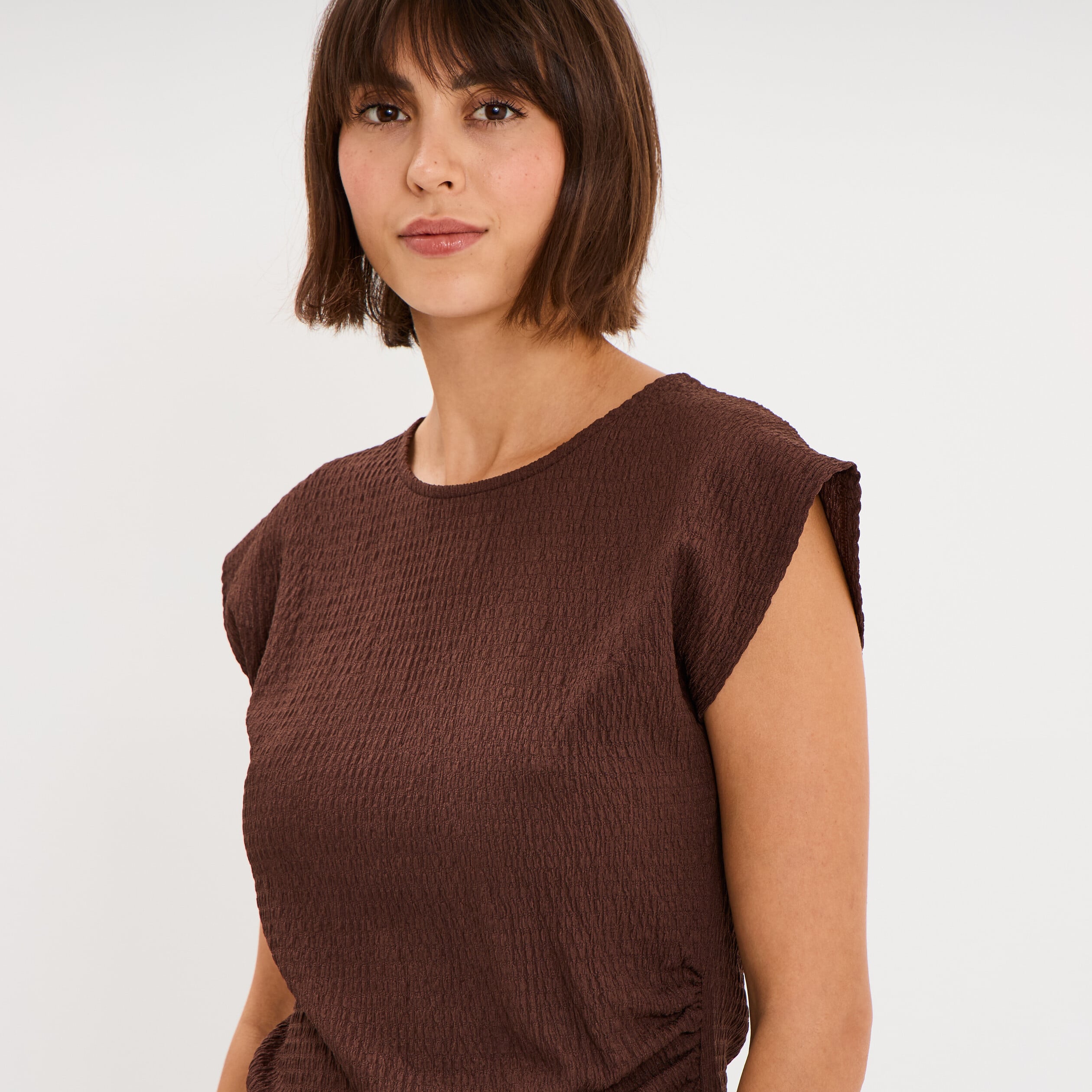 T-shirt fronc&eacute; gaufr&eacute; manches courtes marron fonc&eacute; femme