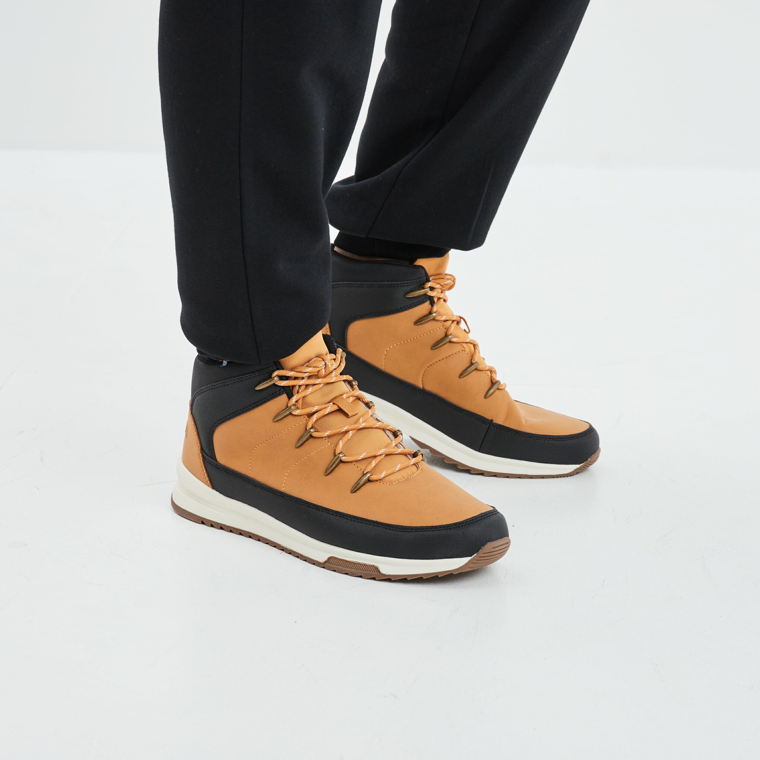 Bottines montantes &agrave; lacets jaune homme
