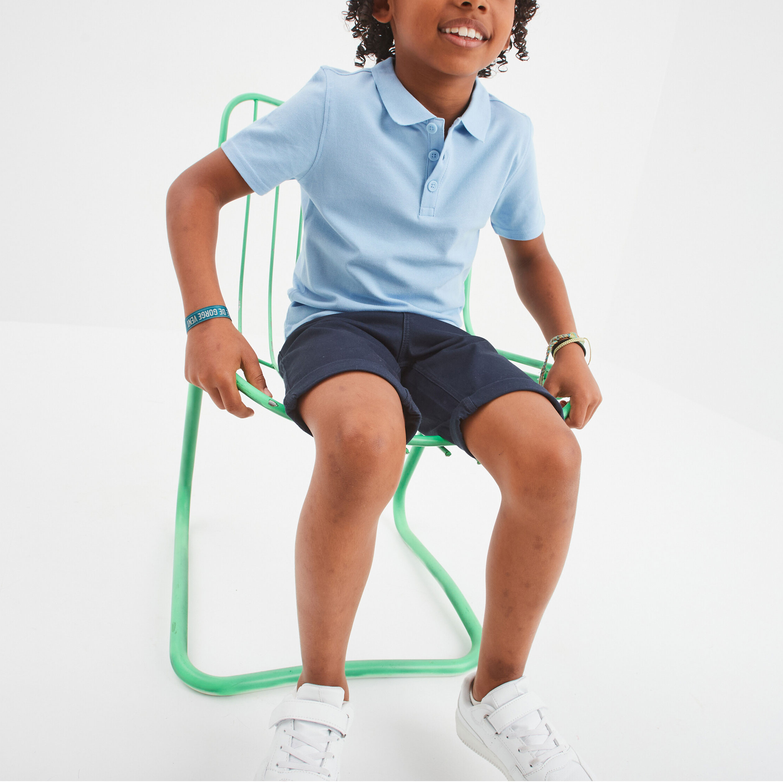 Polo manches courtes à détail brodé bleu pastel garçon