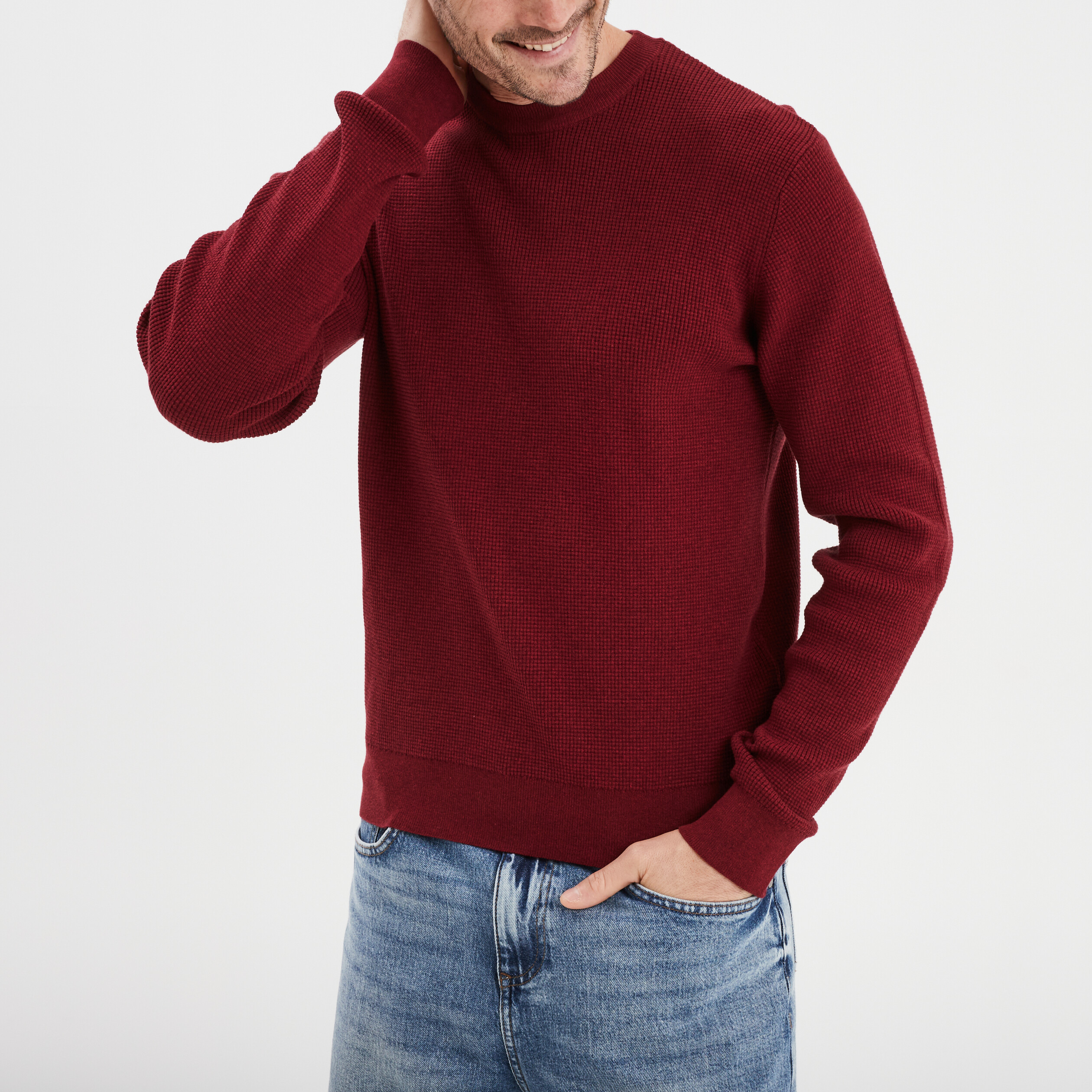 Pull en maille textur&eacute;e col rond bordeaux homme