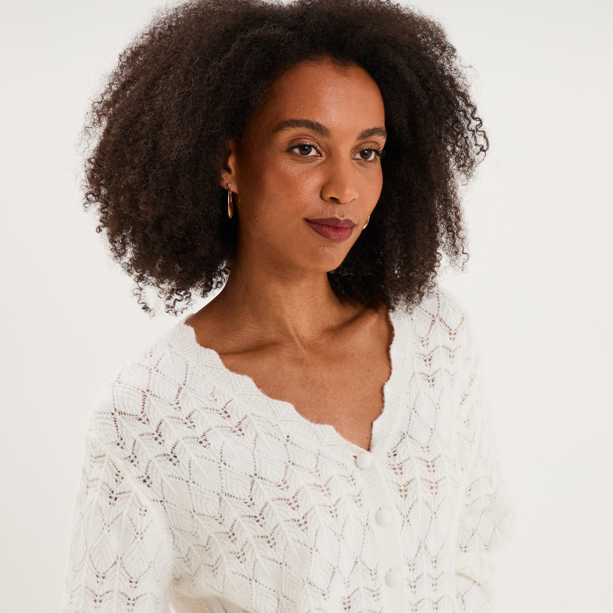 Gilet col V maille ajour&eacute;e boutonn&eacute; blanc femme