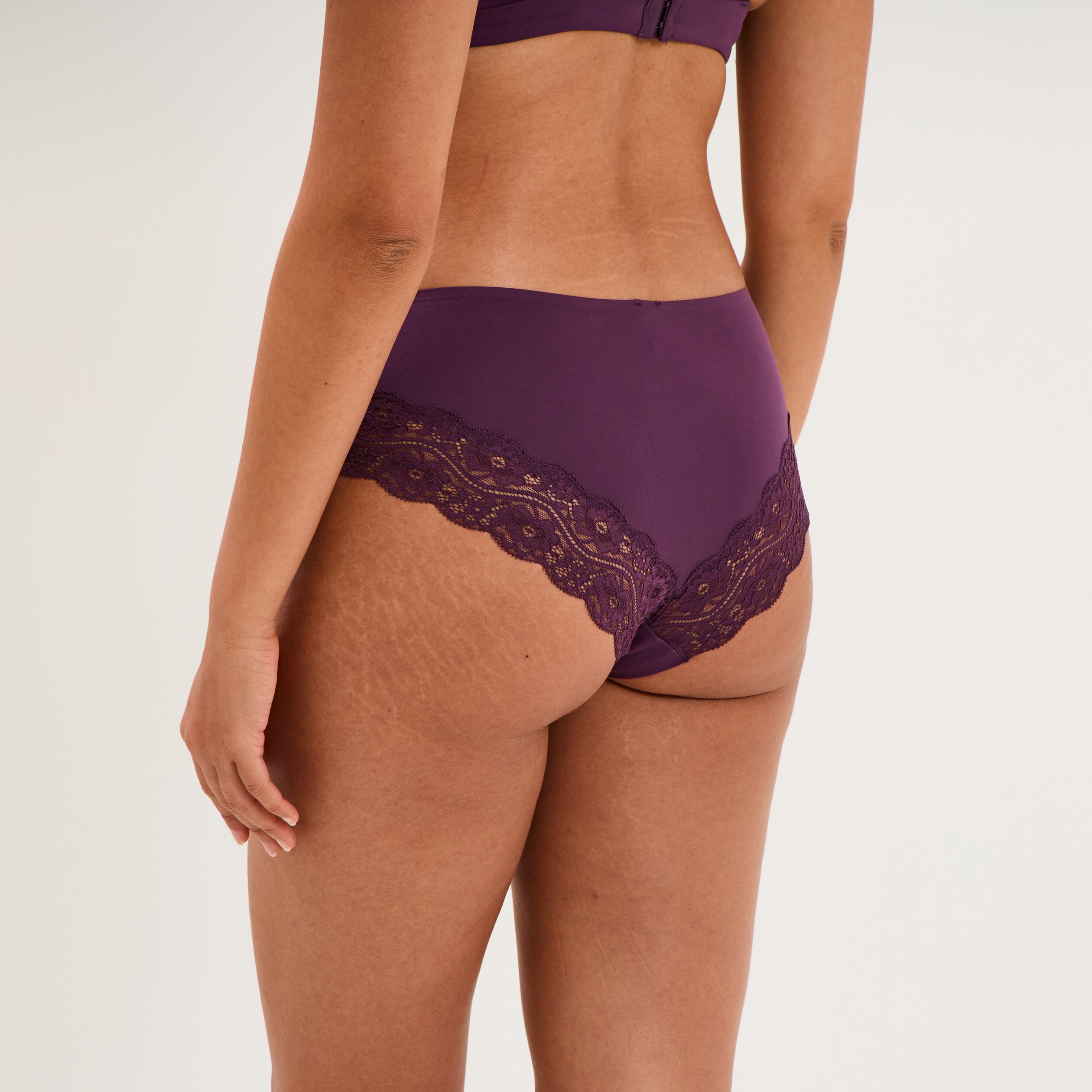 Shorty invisible &agrave; dentelle prune femme