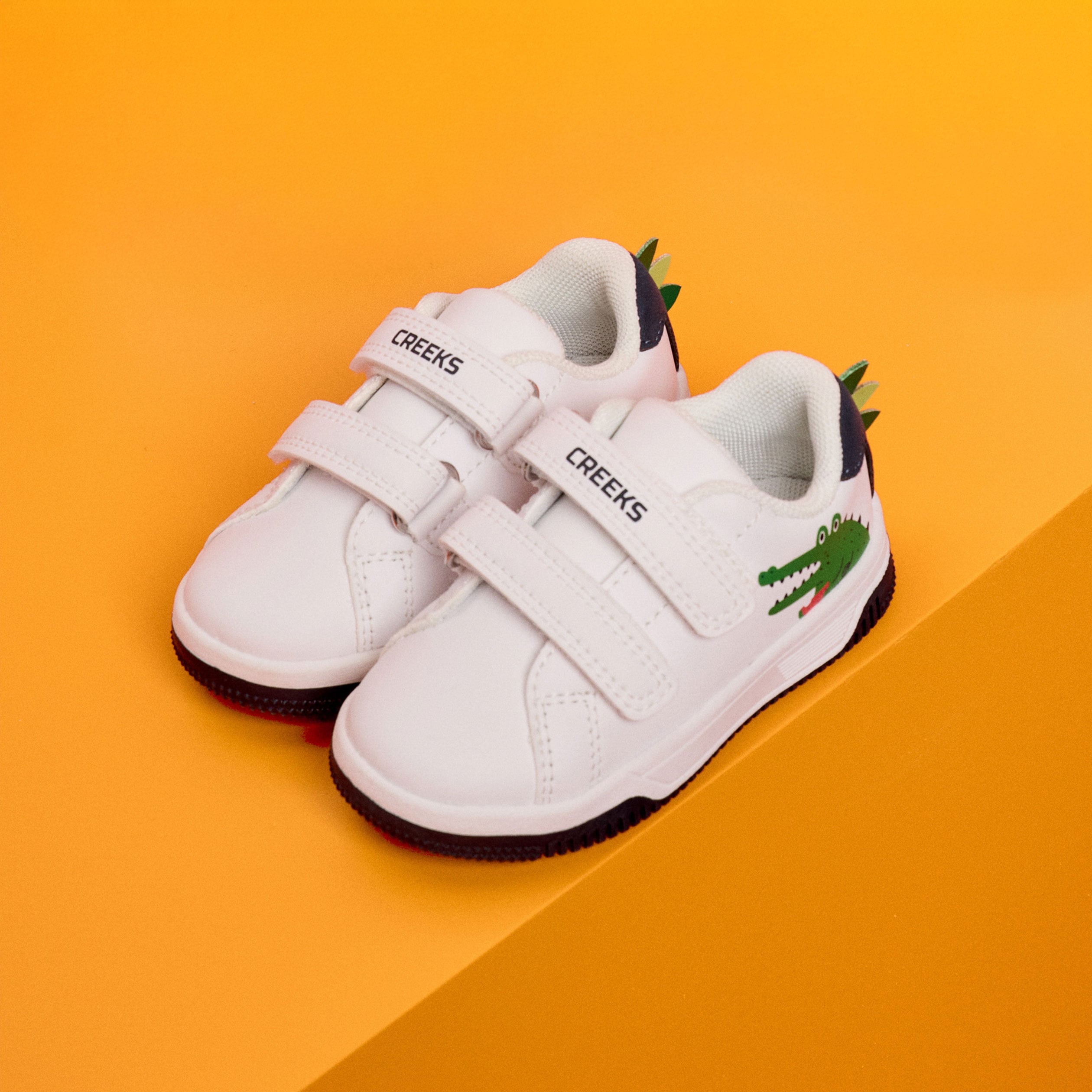 Tennis basses &agrave; scratchs blanc b&eacute;b&eacute; gar&ccedil;on