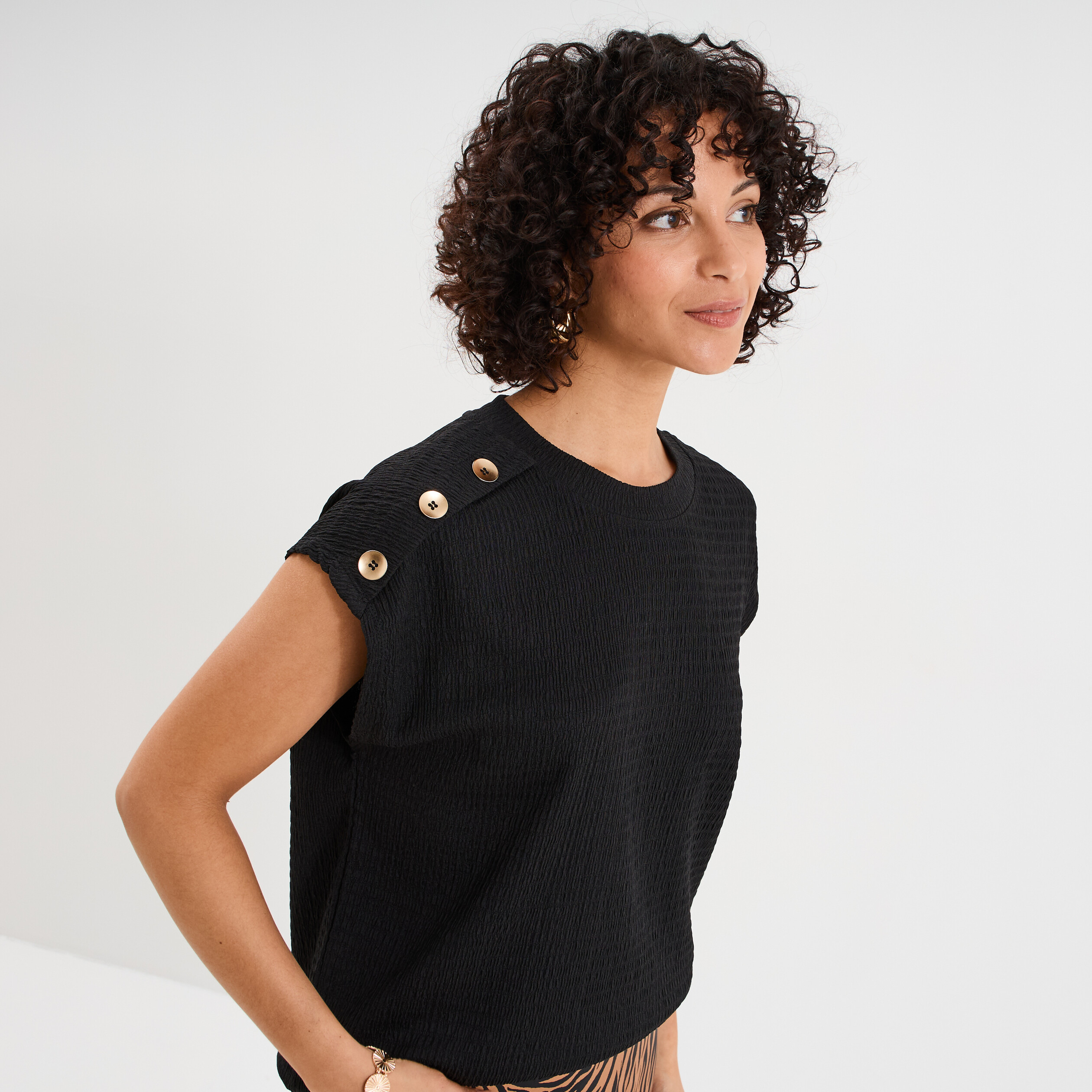 T-shirt gaufr&eacute; col rond avec boutons noir femme