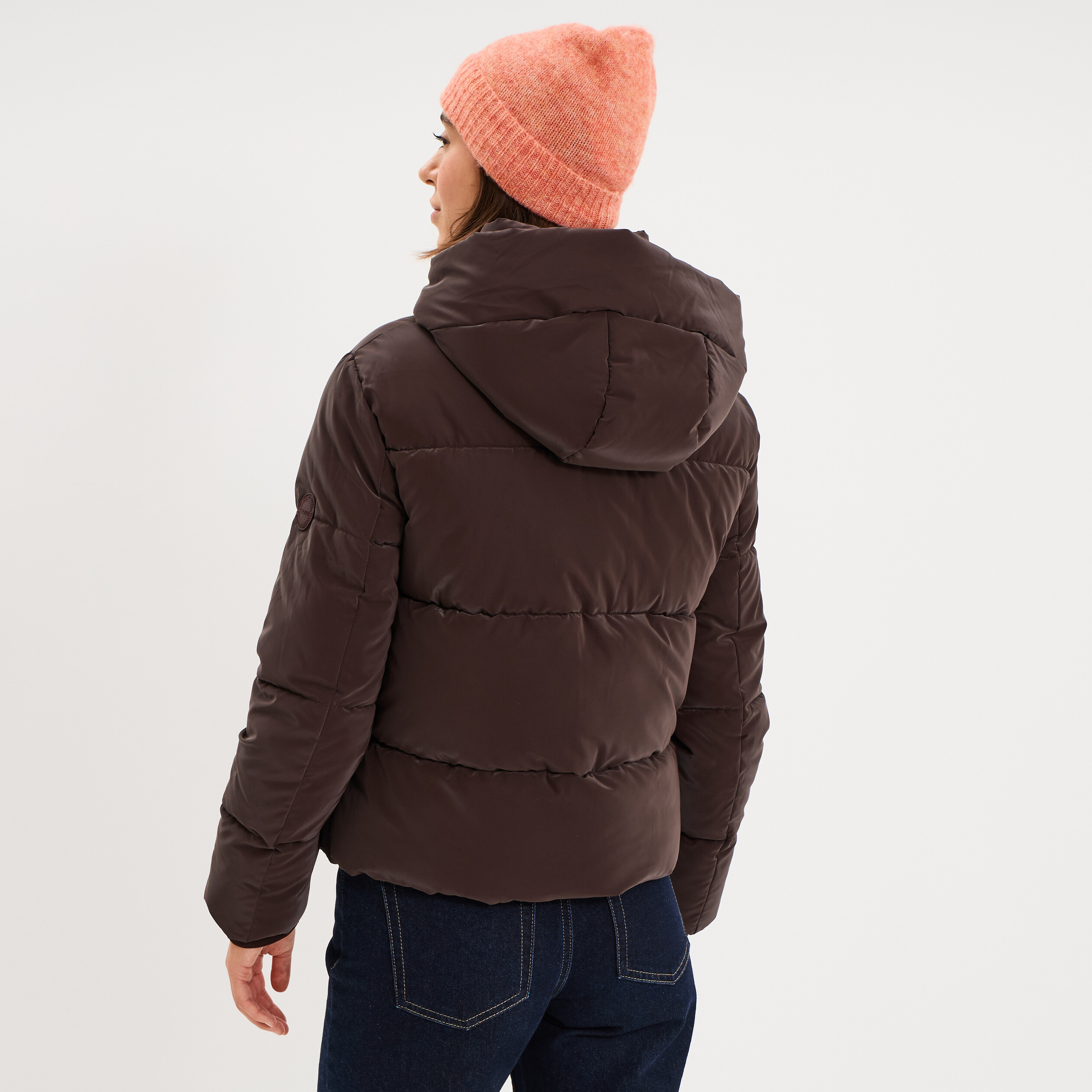 Doudoune courte imperm&eacute;able &agrave; capuche marron fonc&eacute; femme