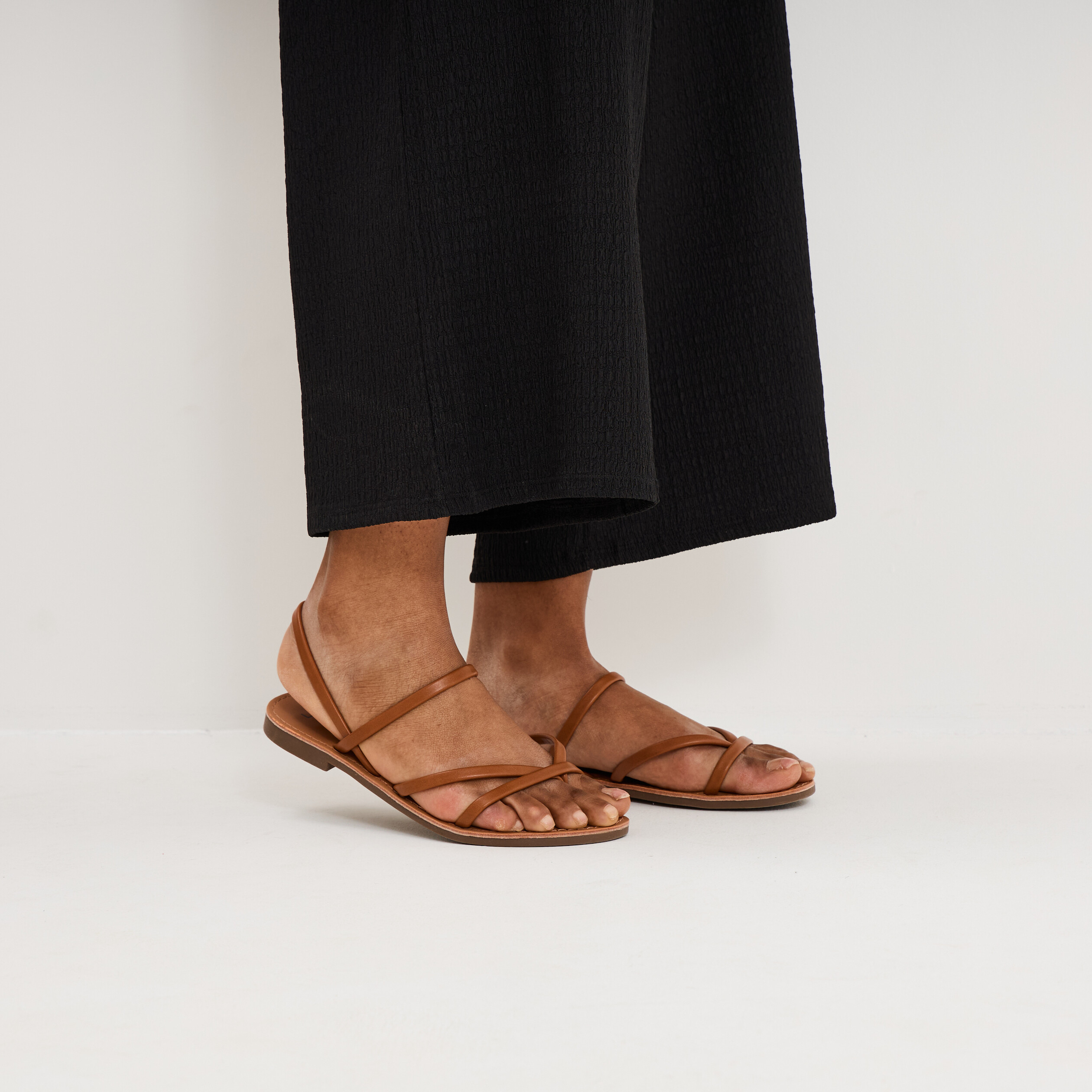 Sandales plates marron femme