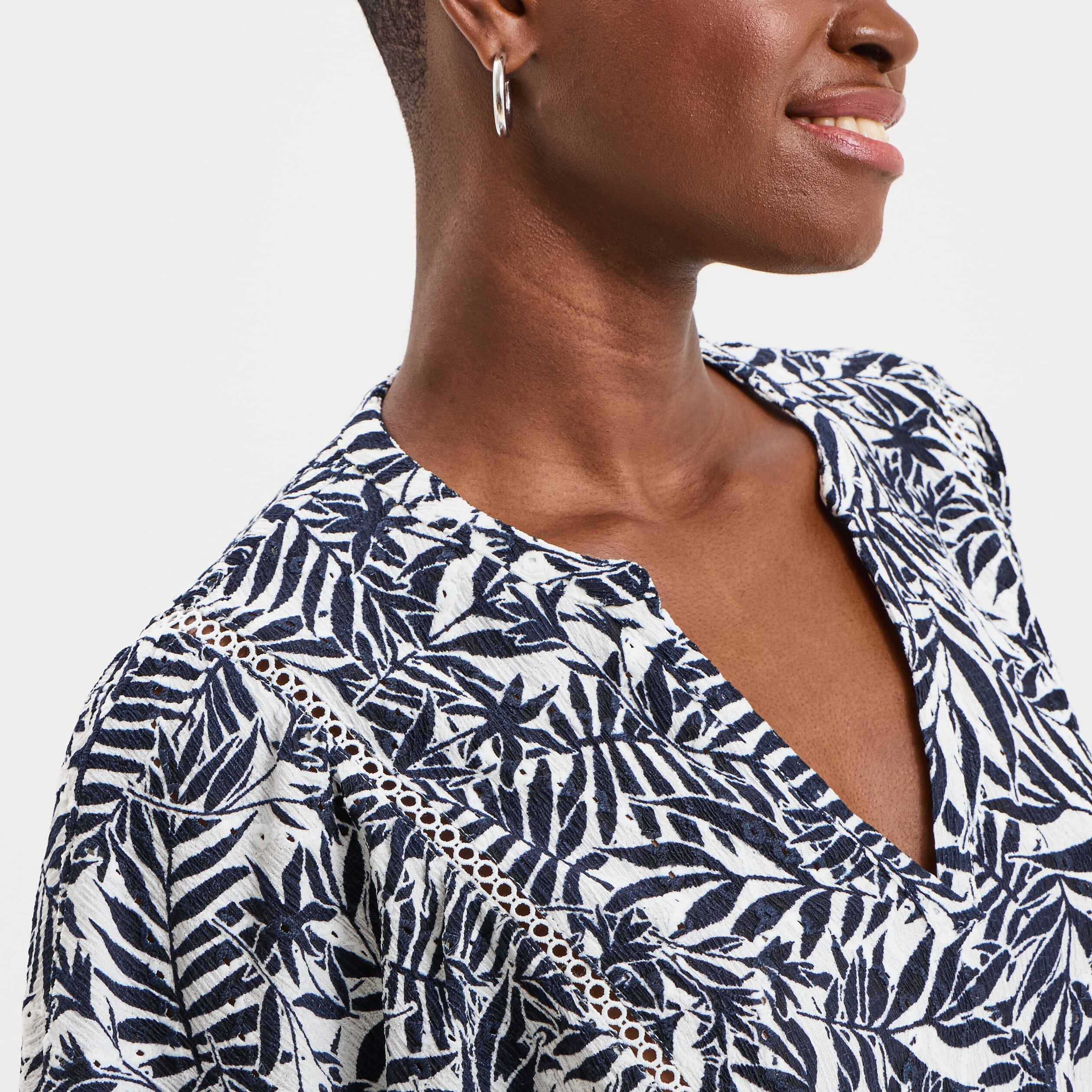 Blouse ajour&eacute;e manches 3/4 col en V ecru femme