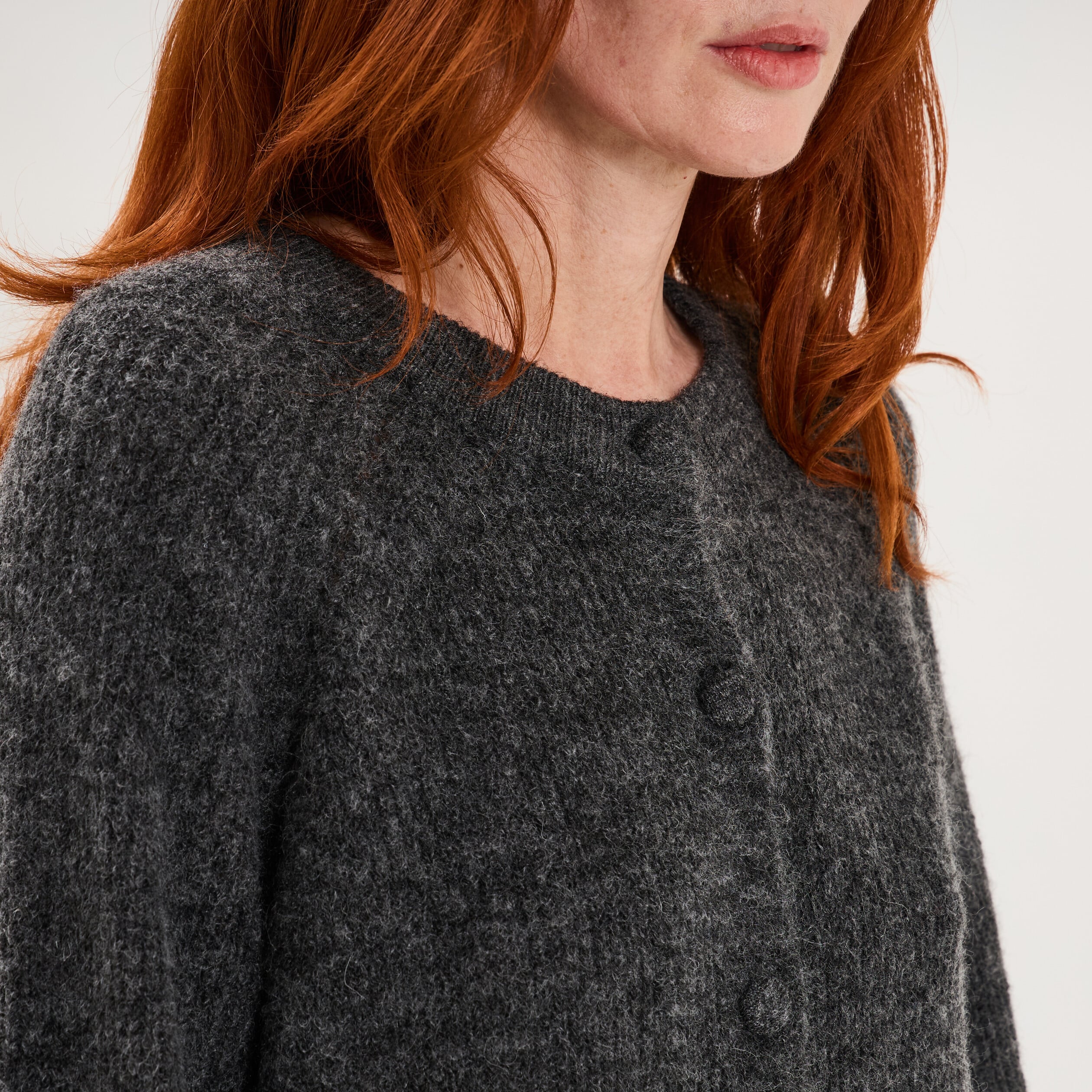 Gilet cardigan col rond boutonn&eacute; gris fonc&eacute; femme