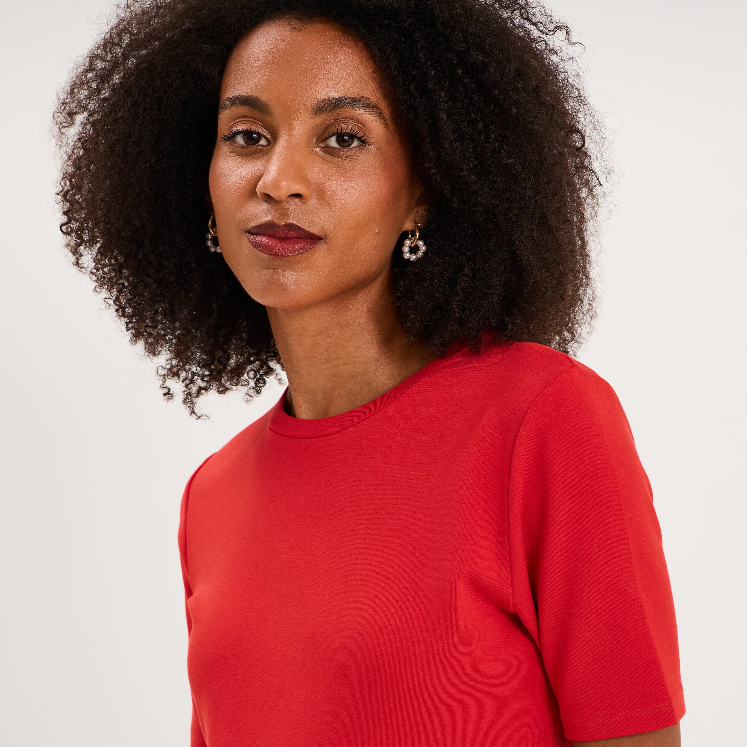 T-shirt col rond manches courtes ajust&eacute; rouge femme