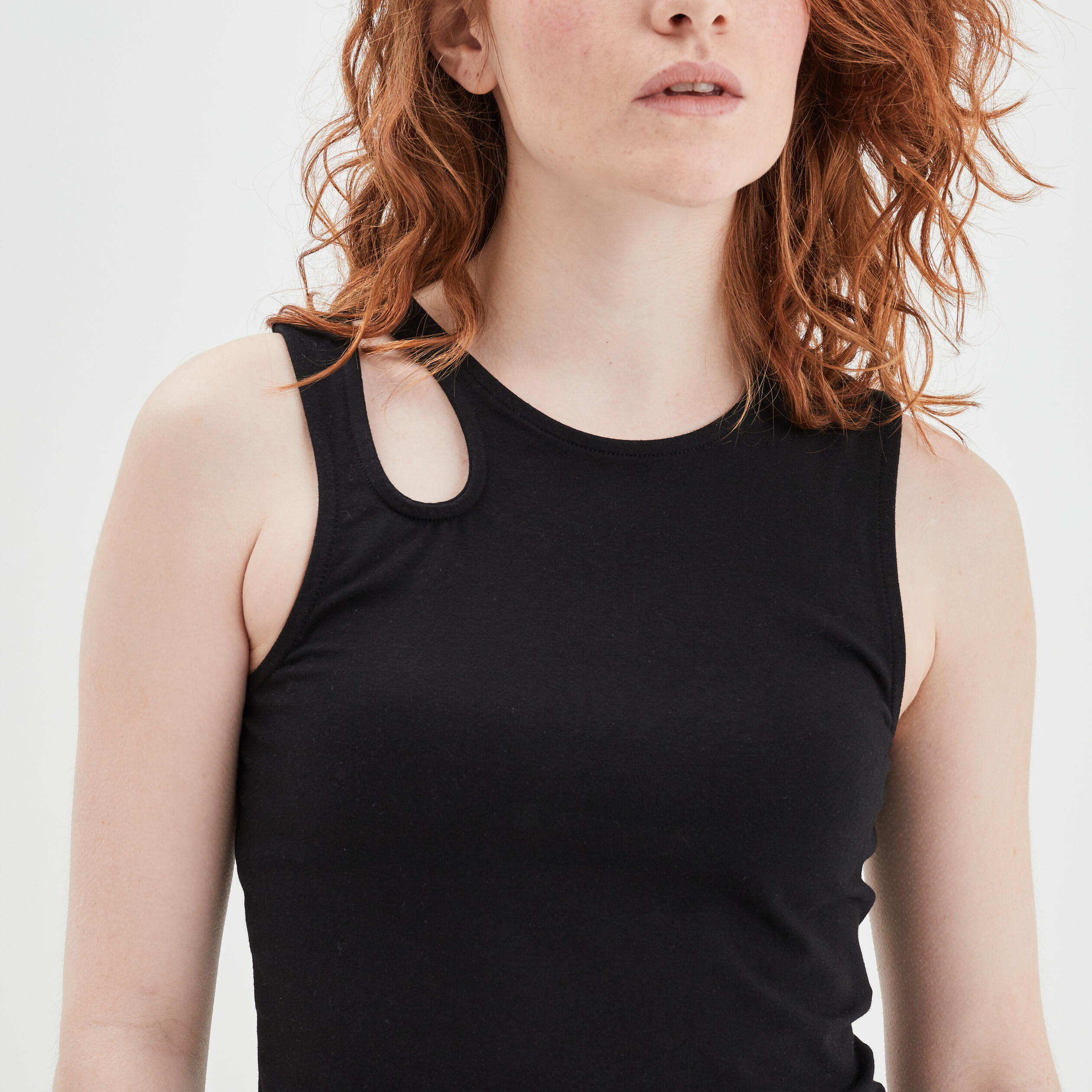 debardeur cropped ajuste avec ouverture noir femme Débardeur cropped ajusté avec ouverture noir femme