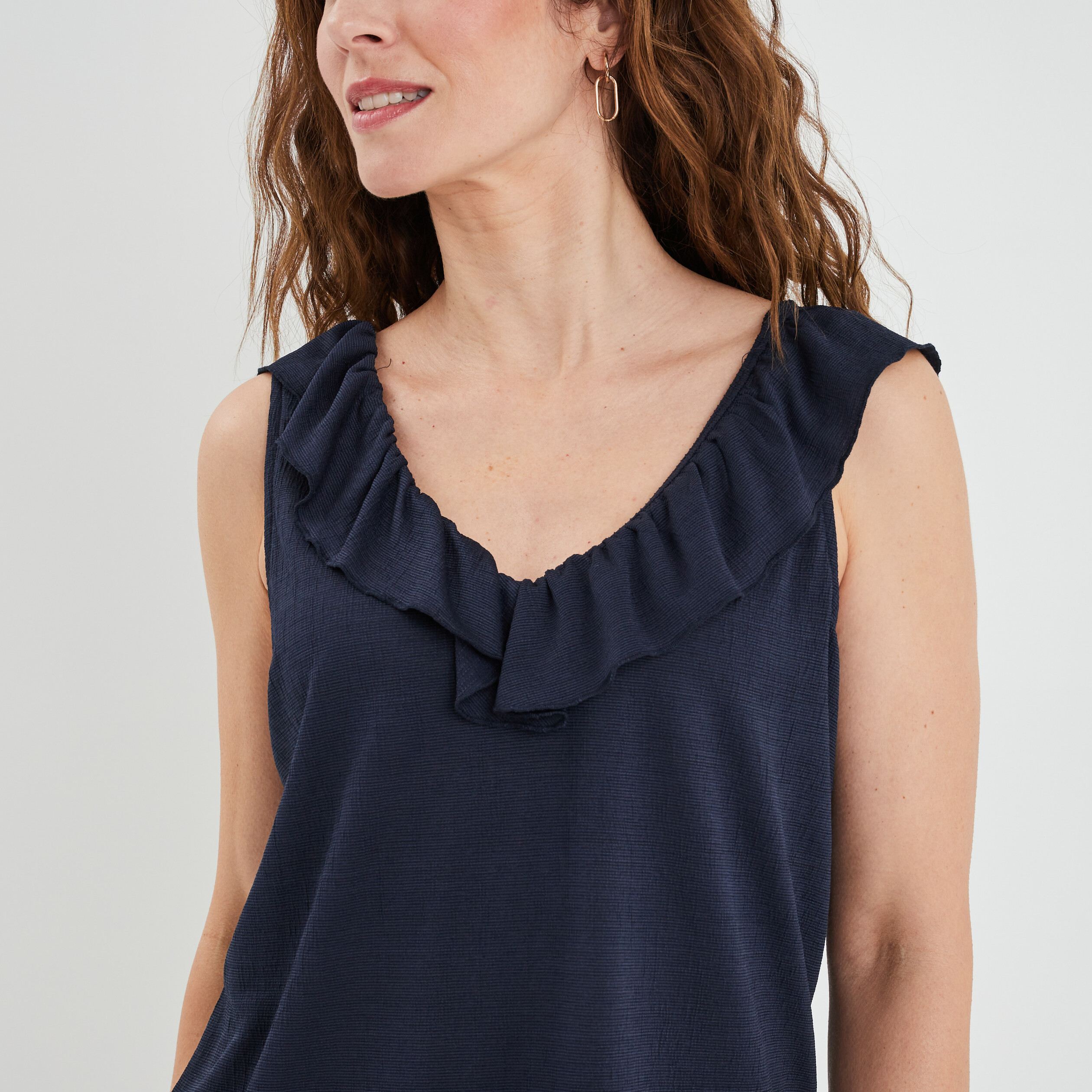 debardeur col en v a volants bleu fonce femme Débardeur col en V à volants bleu foncé femme
