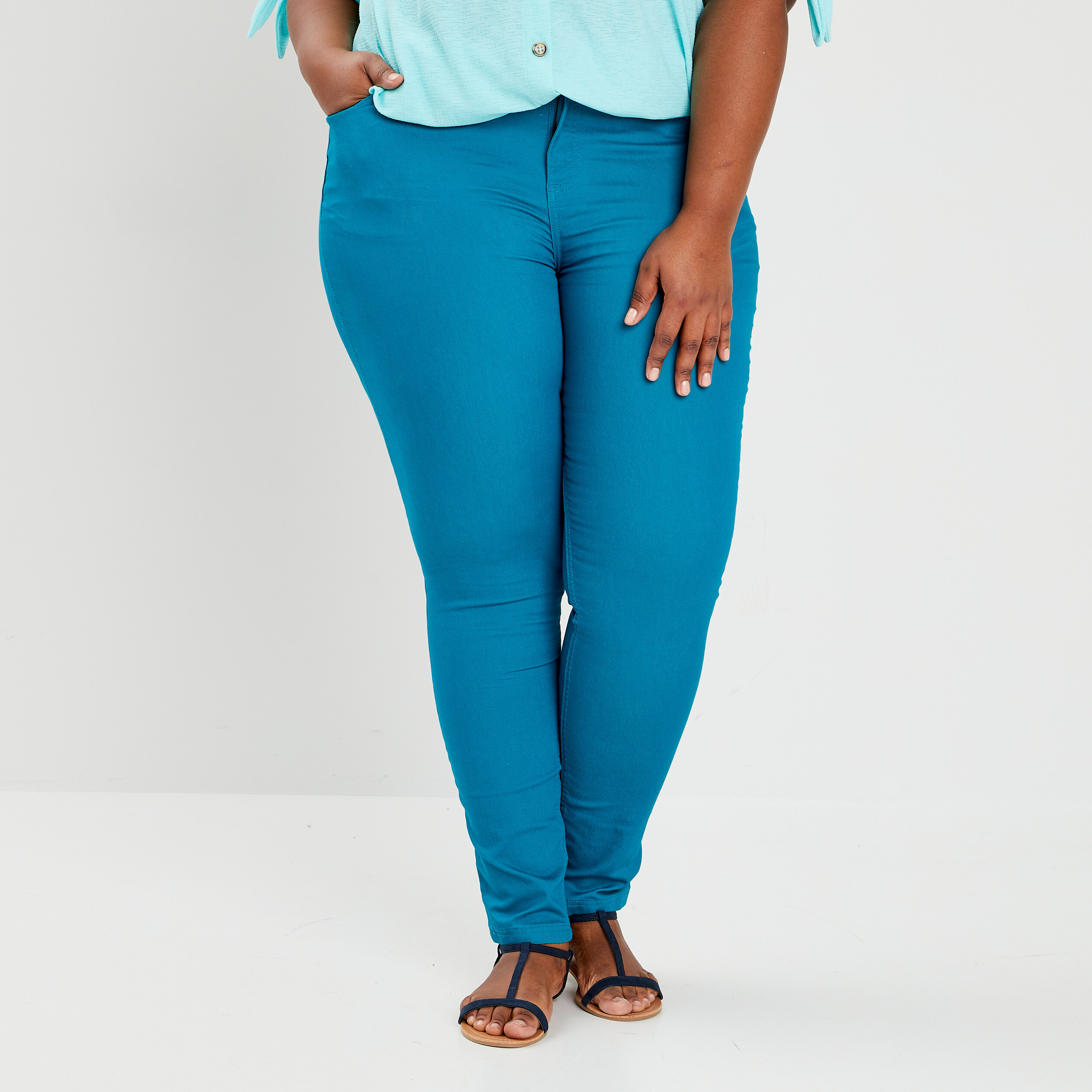 pantalon slim taille haute et elastiquee bleu canard femmegt Pantalon slim taille haute et élastiquée bleu canard femme grande taille
