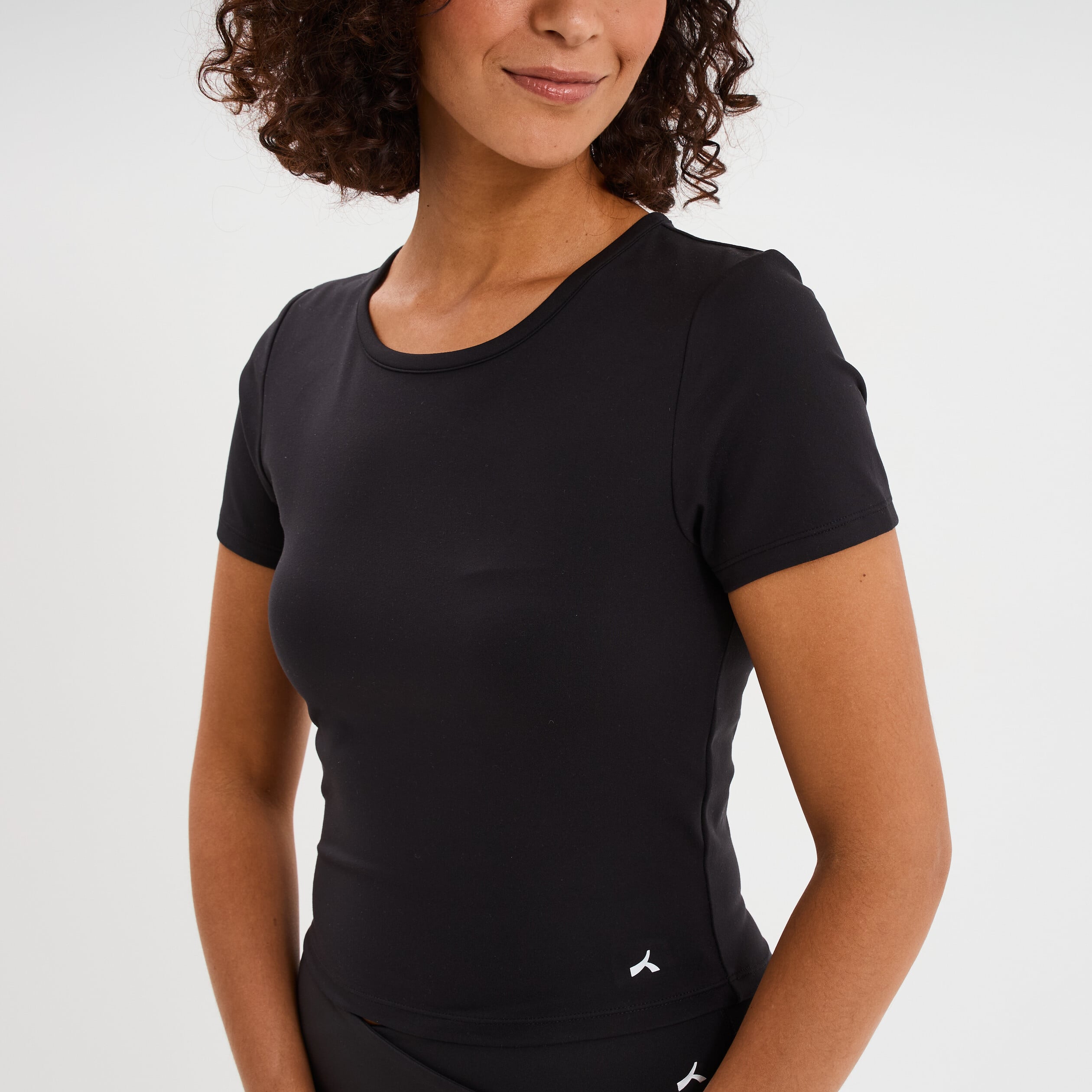 T-shirt de sport court ajust&eacute; noir femme