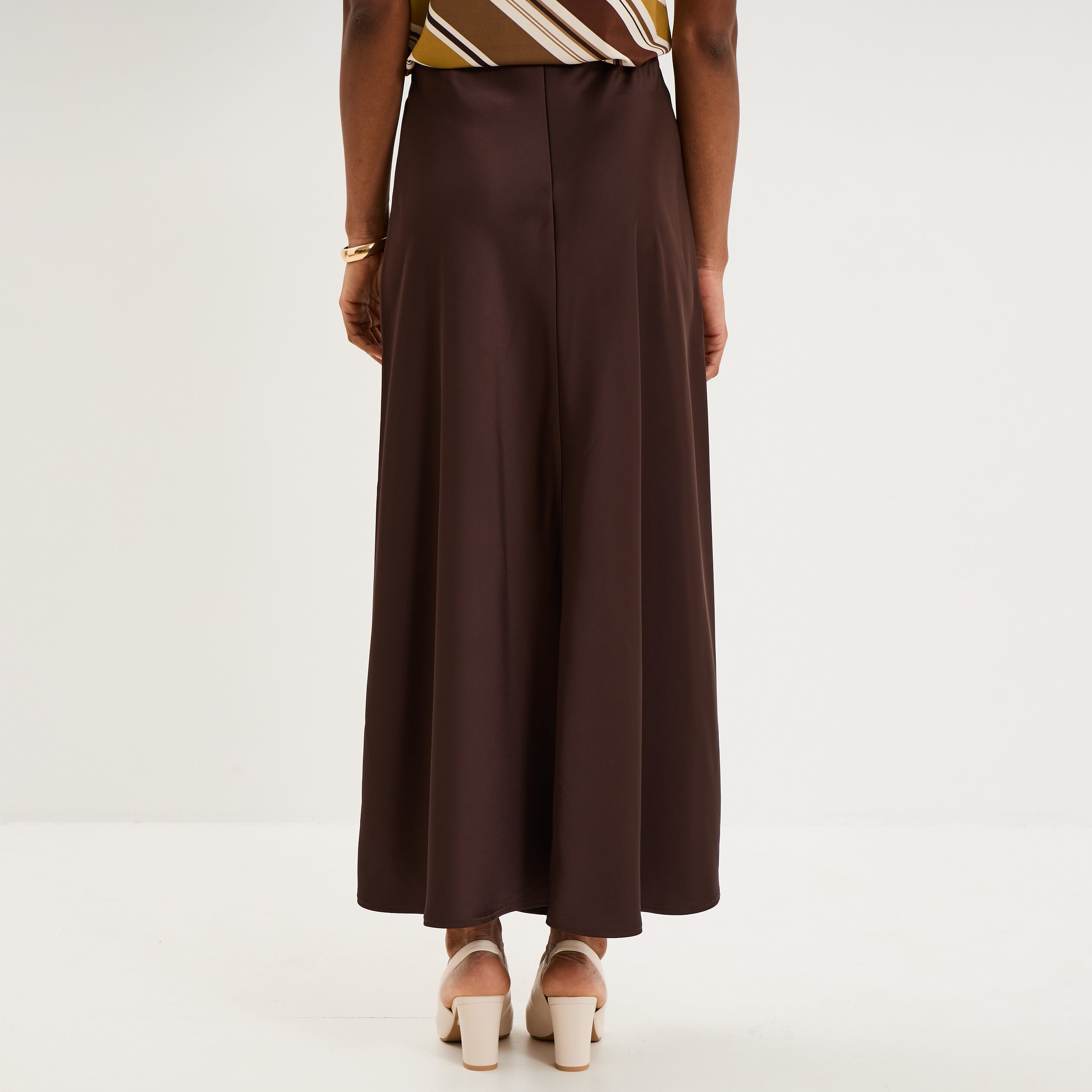 Jupe longue &eacute;vas&eacute;e effet satin marron fonc&eacute; femme