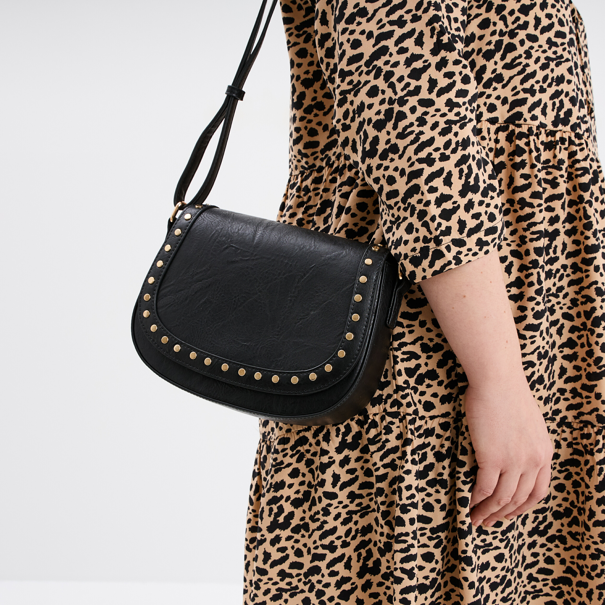 Sac besace avec clous noir femme La Halle