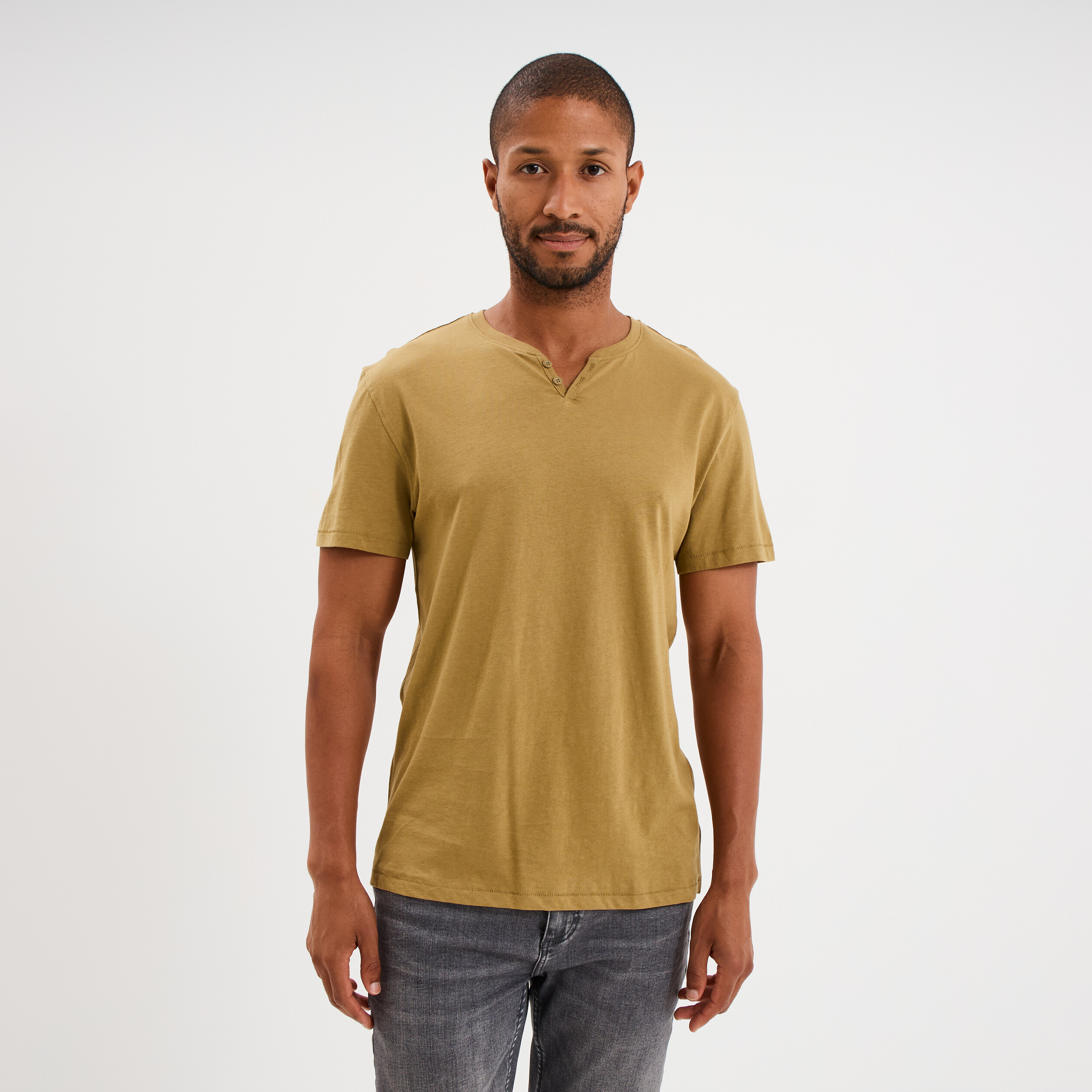 T-shirt manches courtes col tunisien violet fonc&eacute; homme