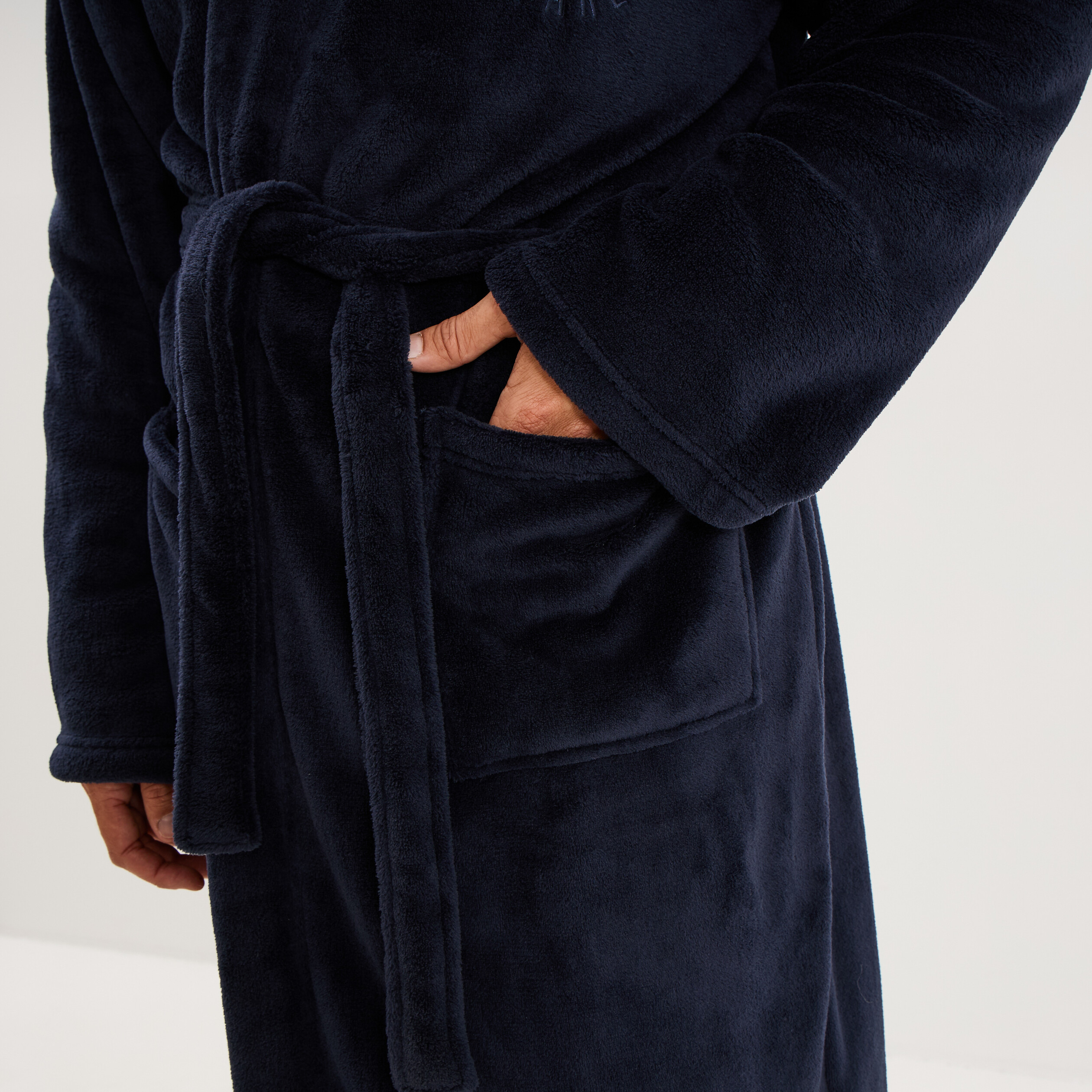 Peignoir long effet velours bleu fonc&eacute; homme