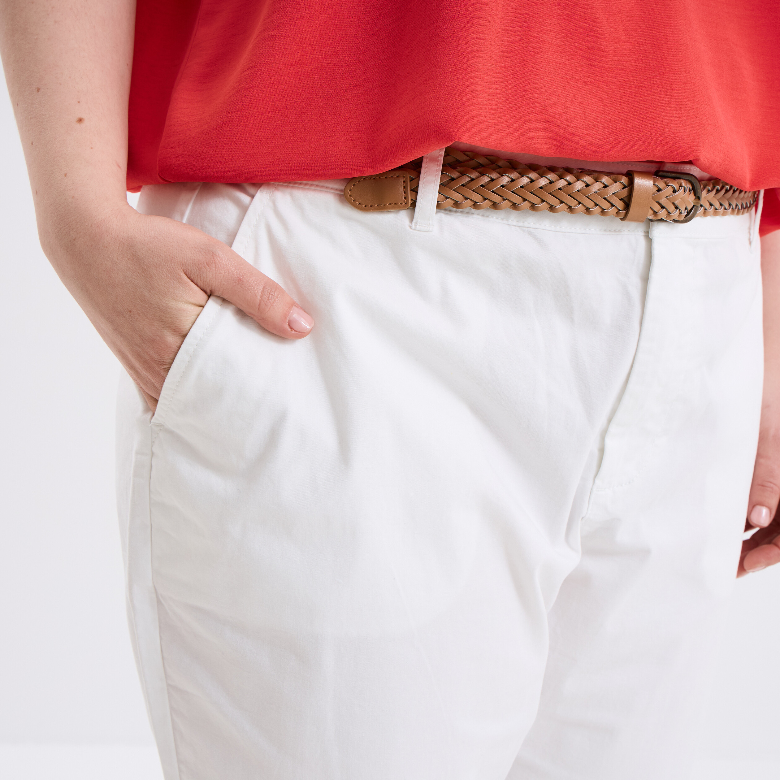 pantalon chino cigarette ceinture coton blanc femmegt Pantalon chino cigarette ceinturé coton blanc femme grande taille