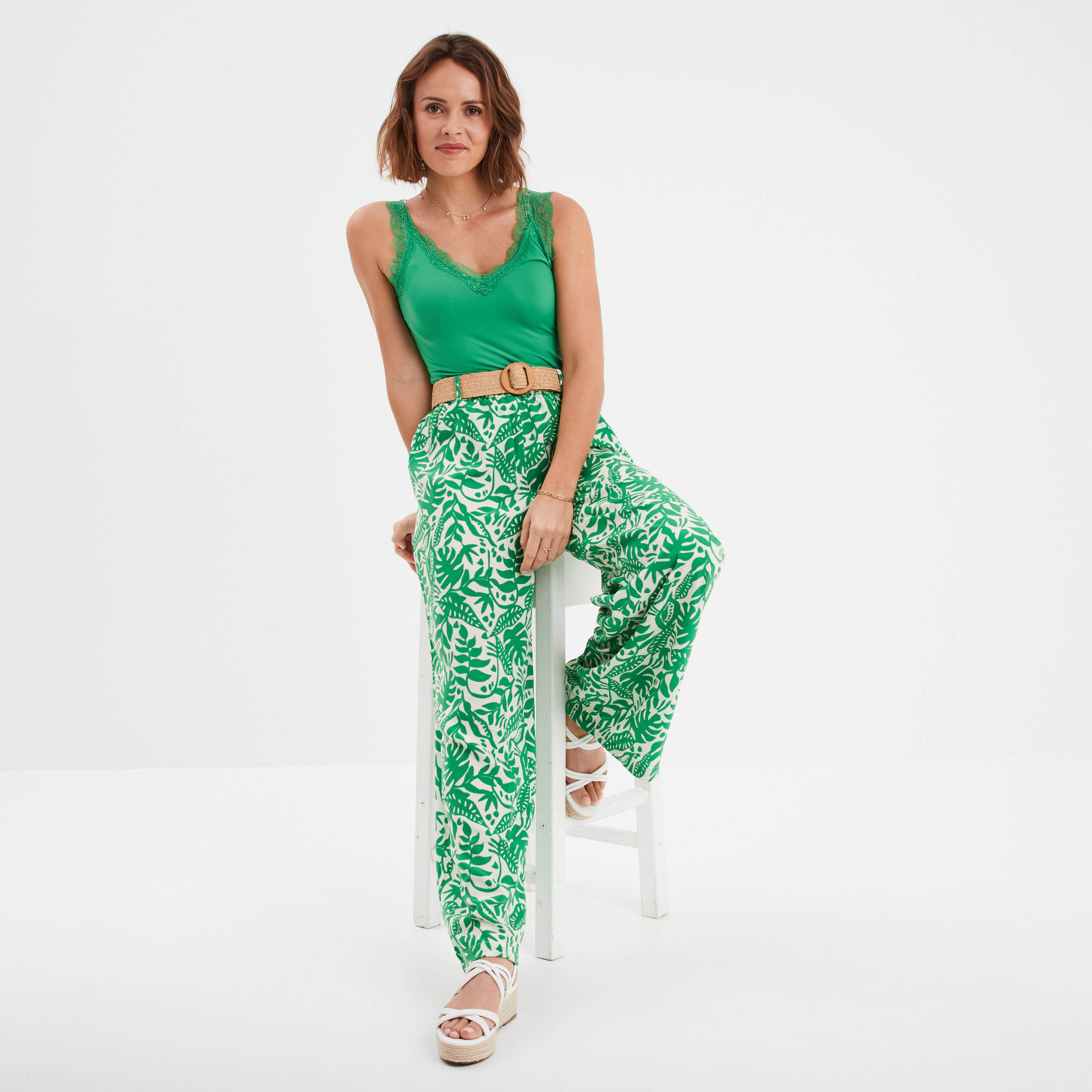 debardeur ajuste detail dentelle vert femme Débardeur ajusté détail dentelle vert femme