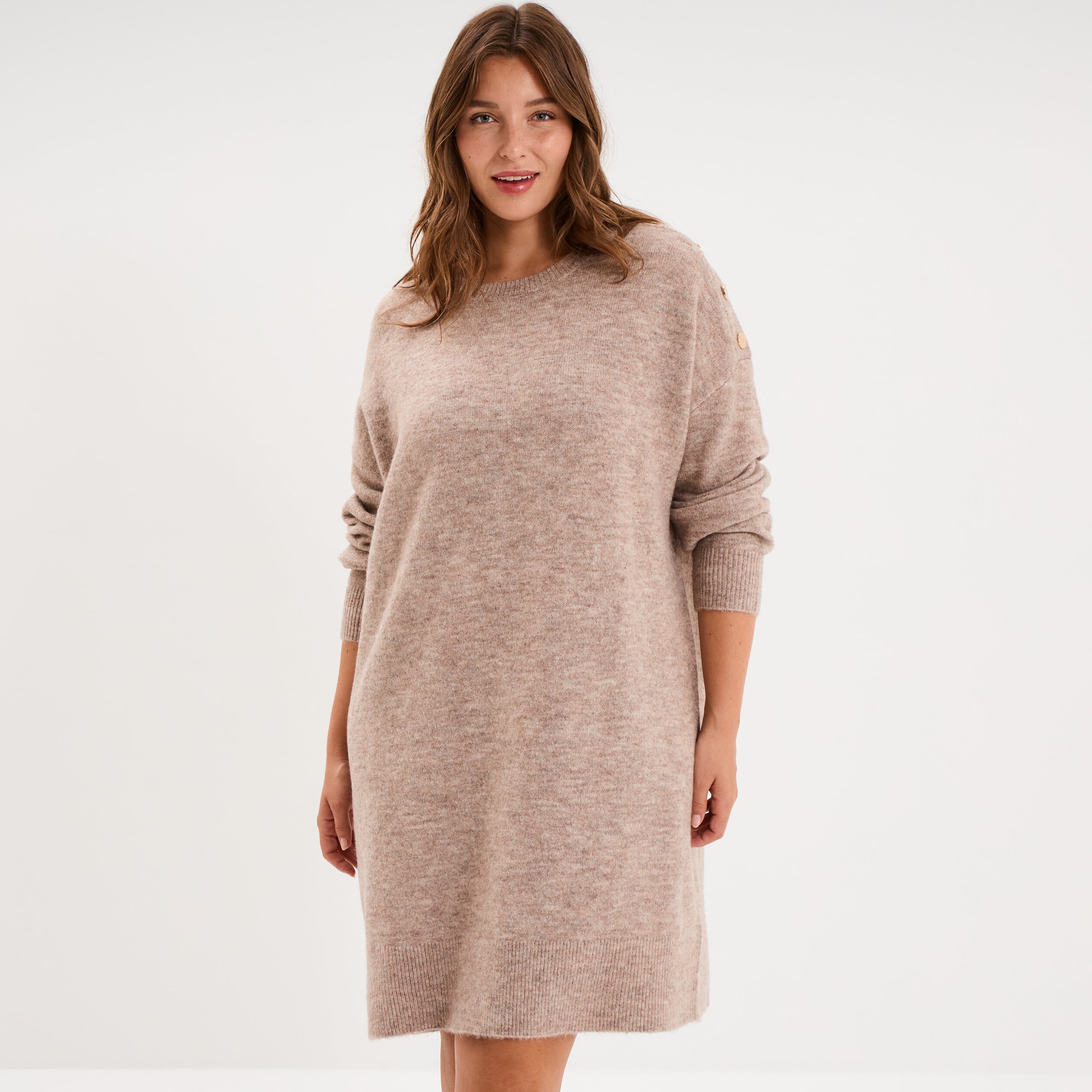 Robe pull oversize boutons &eacute;paule genou sable femme grande taille