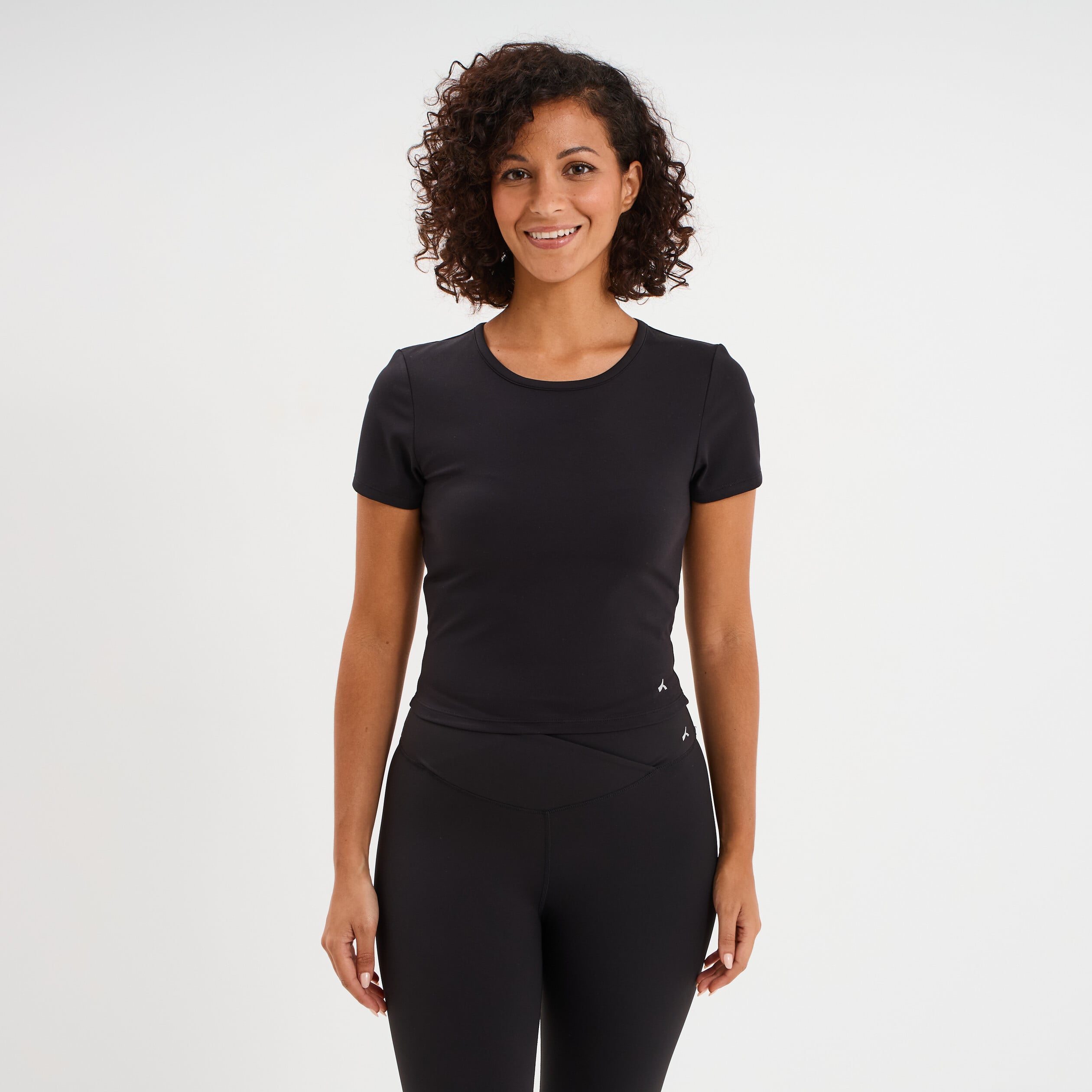 T-shirt de sport court ajust&eacute; noir femme