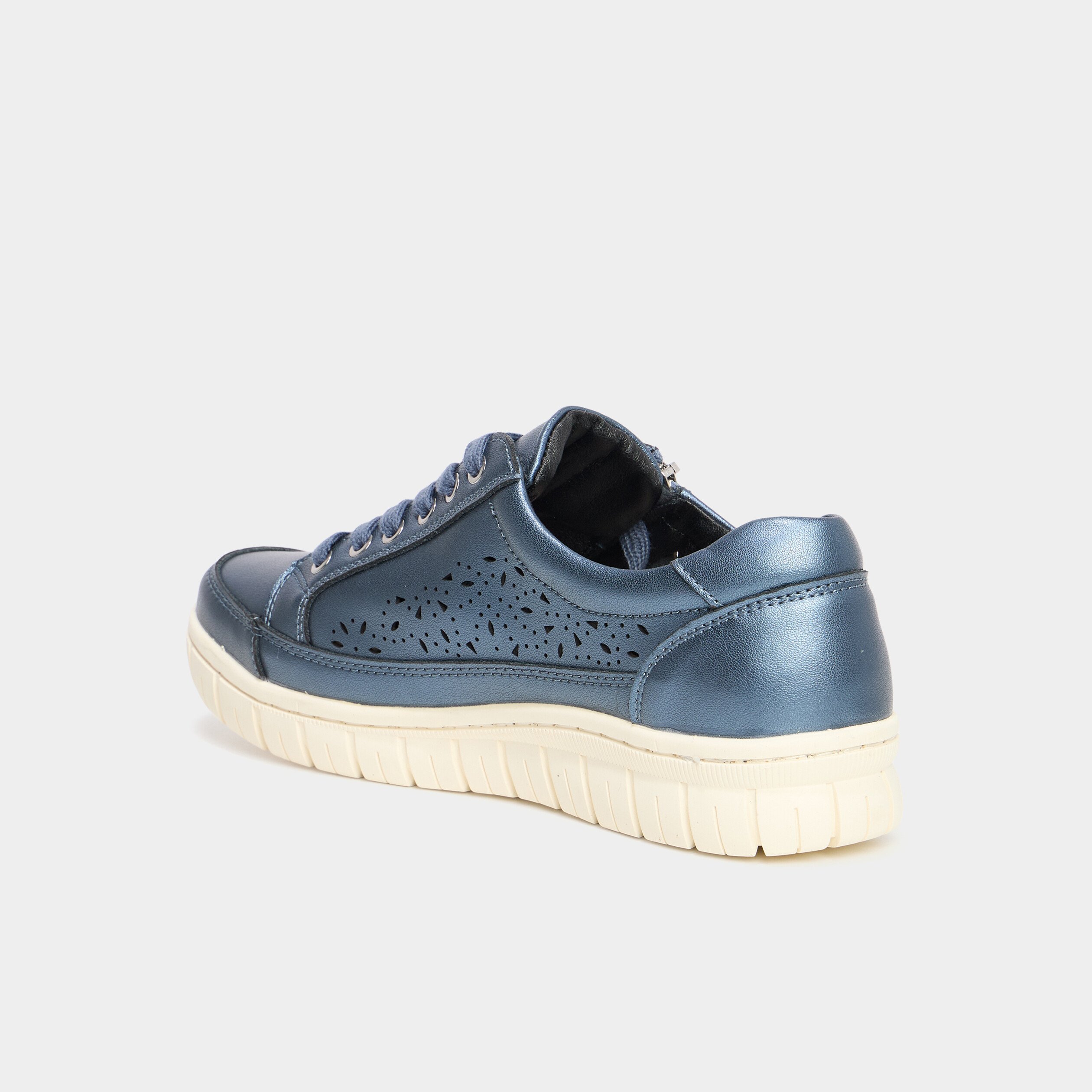 tennis basses perforees a lacets bleu marine femme Tennis basses perforées à lacets bleu marine femme