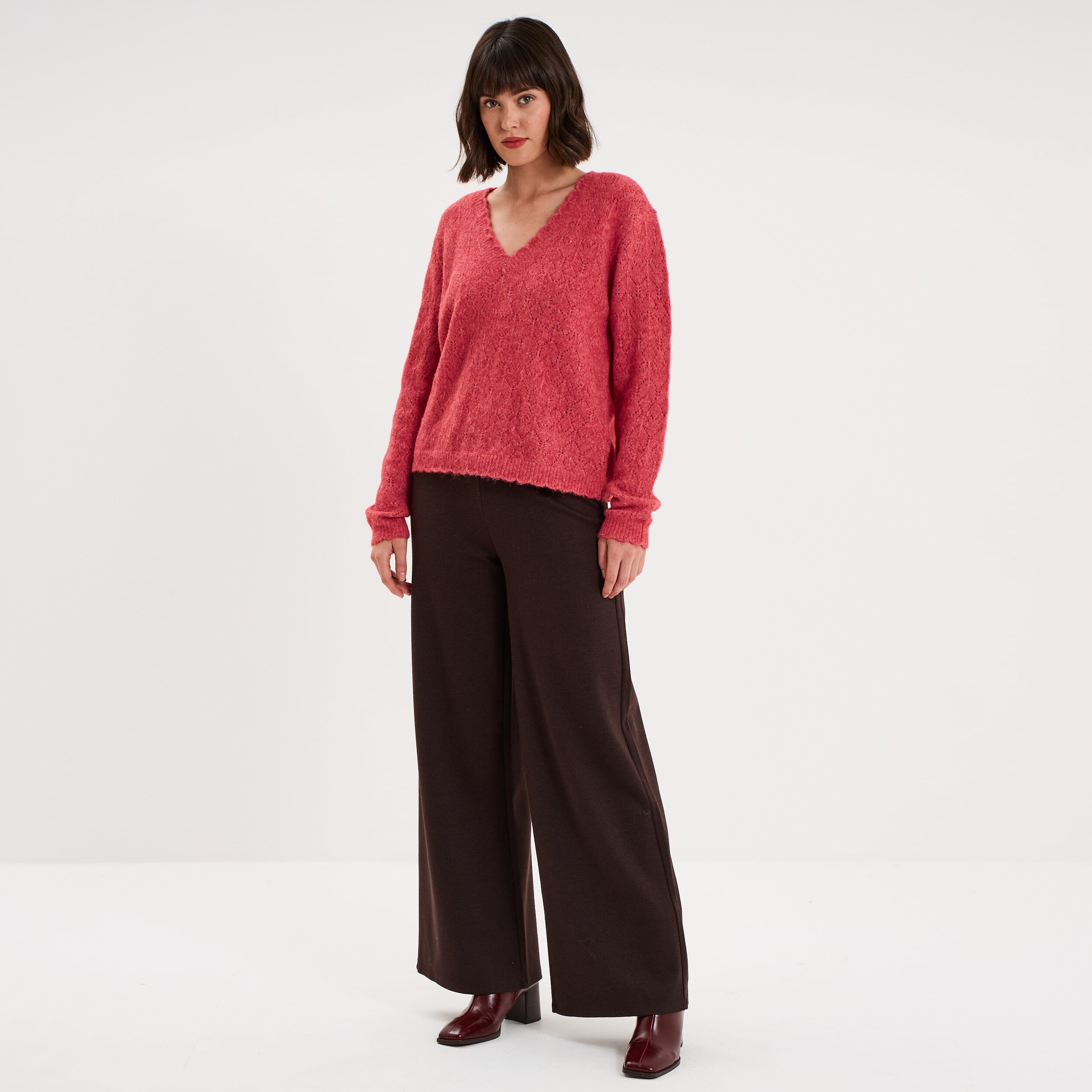Pull col V ajour&eacute; manches longues rose cerise femme