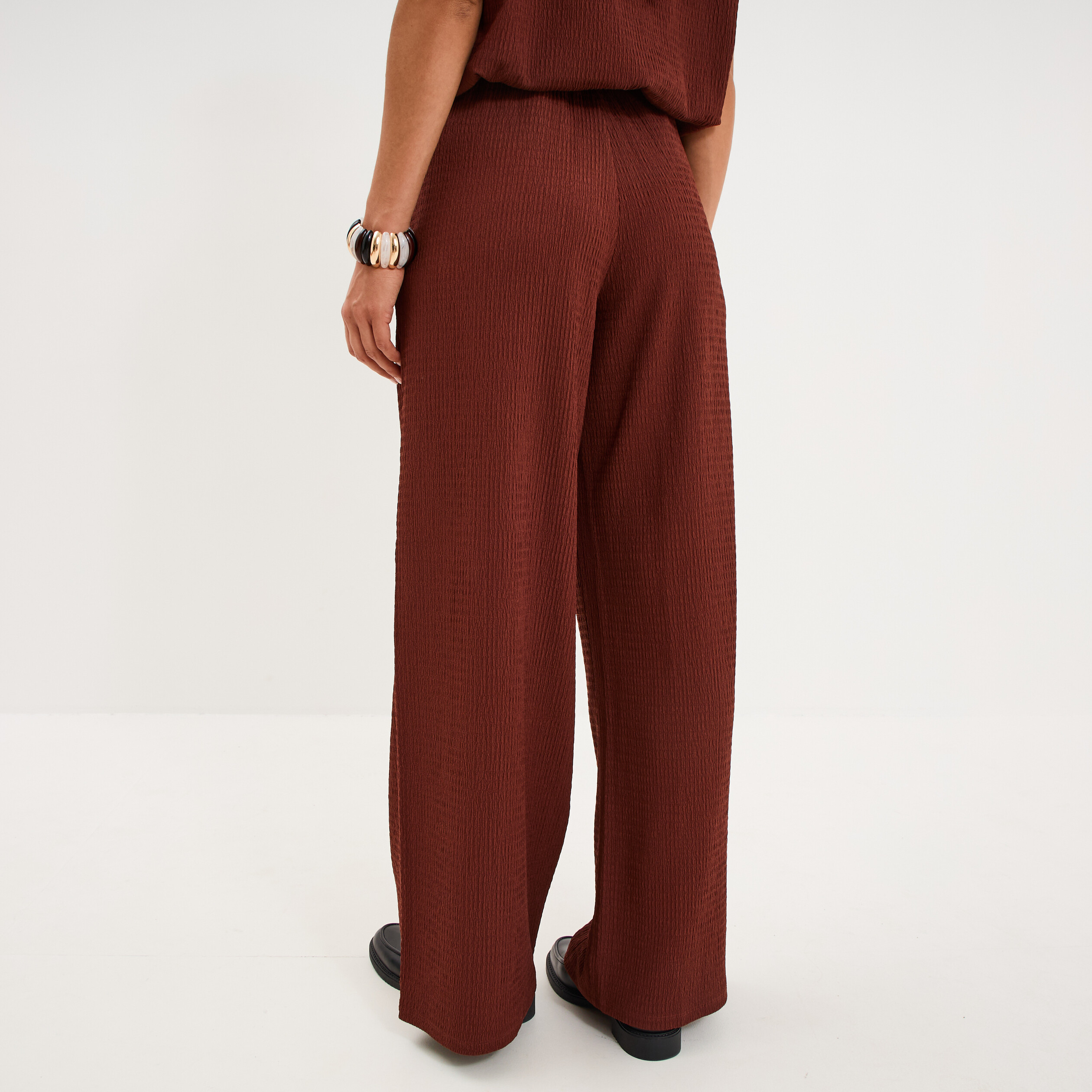 Pantalon effet gaufr&eacute; fluide bordeaux femme
