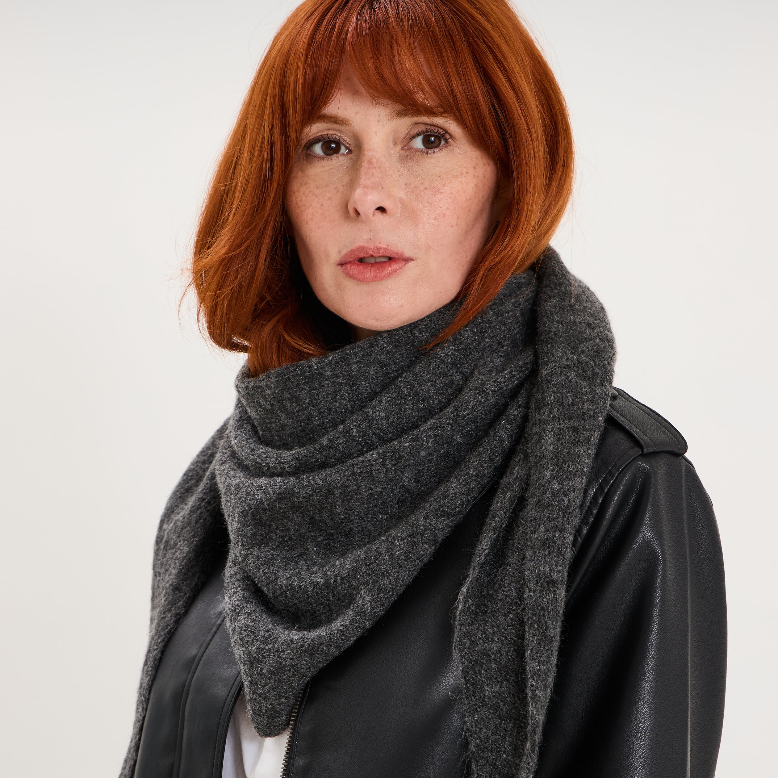 &Eacute;charpe triangulaire en maille douce gris fonc&eacute; femme