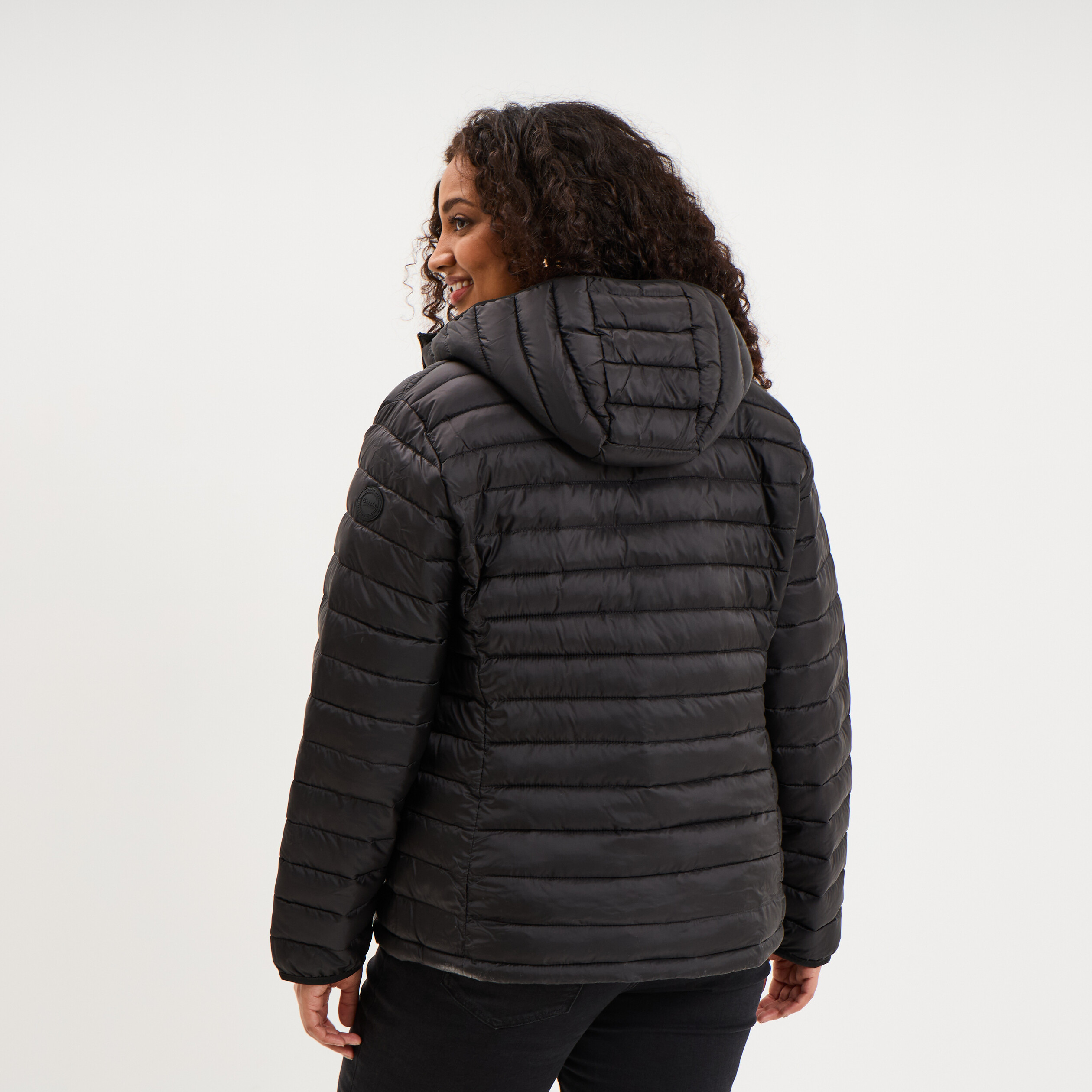 Doudoune d&eacute;perlante l&eacute;g&egrave;re &agrave; capuche noir femme grande taille