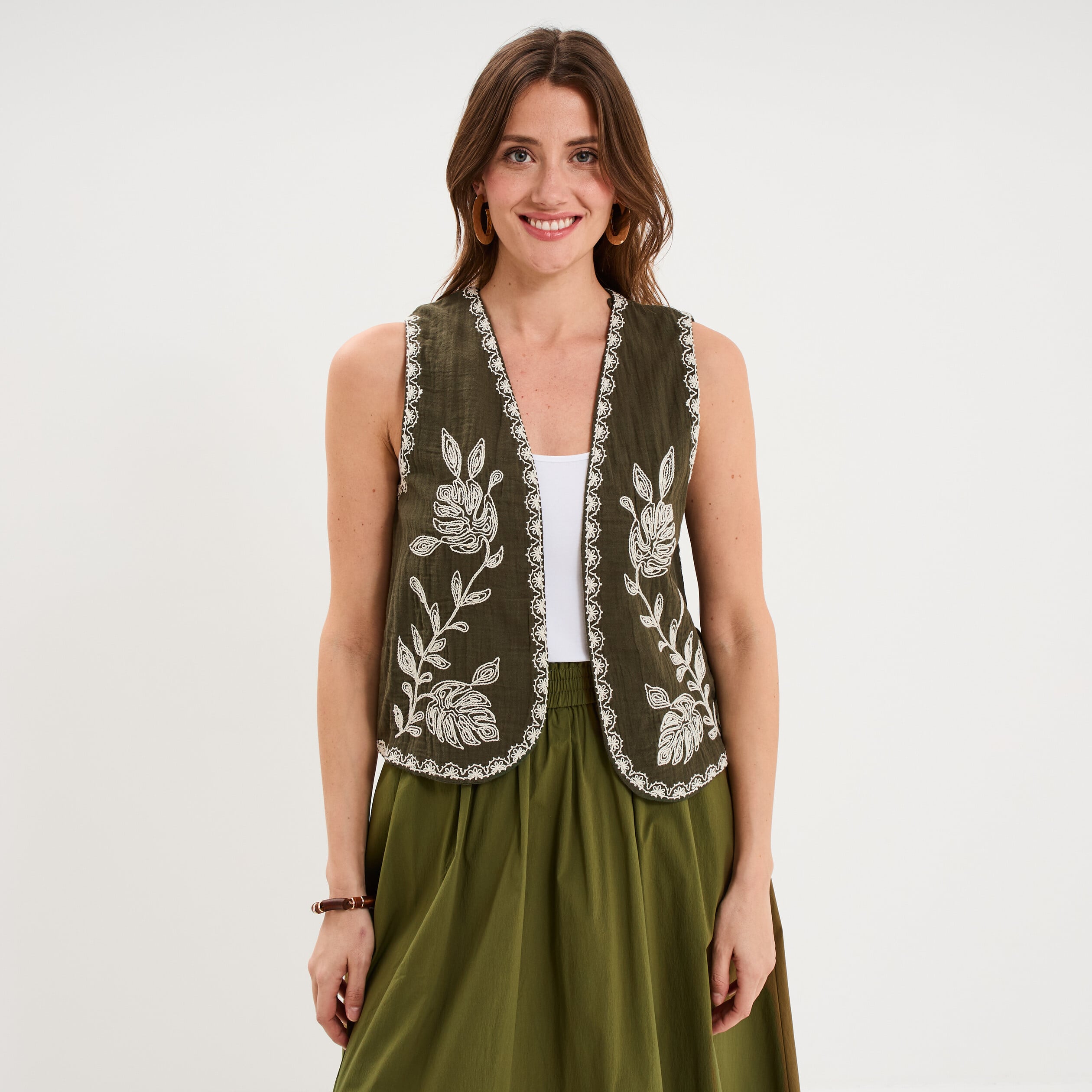 Gilet sans manches brod&eacute; gaze de coton vert kaki femme