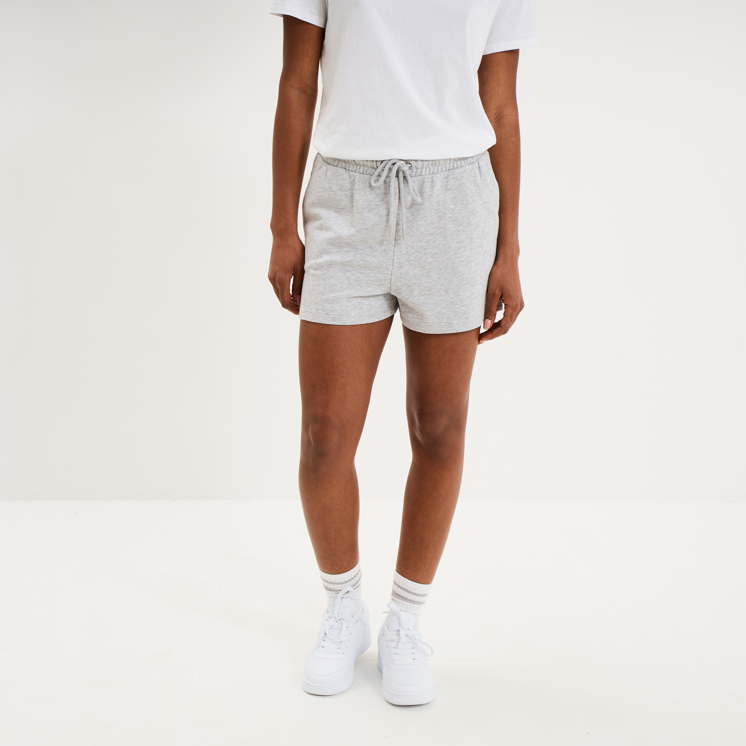 Short de jogging molletonn&eacute; ajust&eacute; gris clair femme