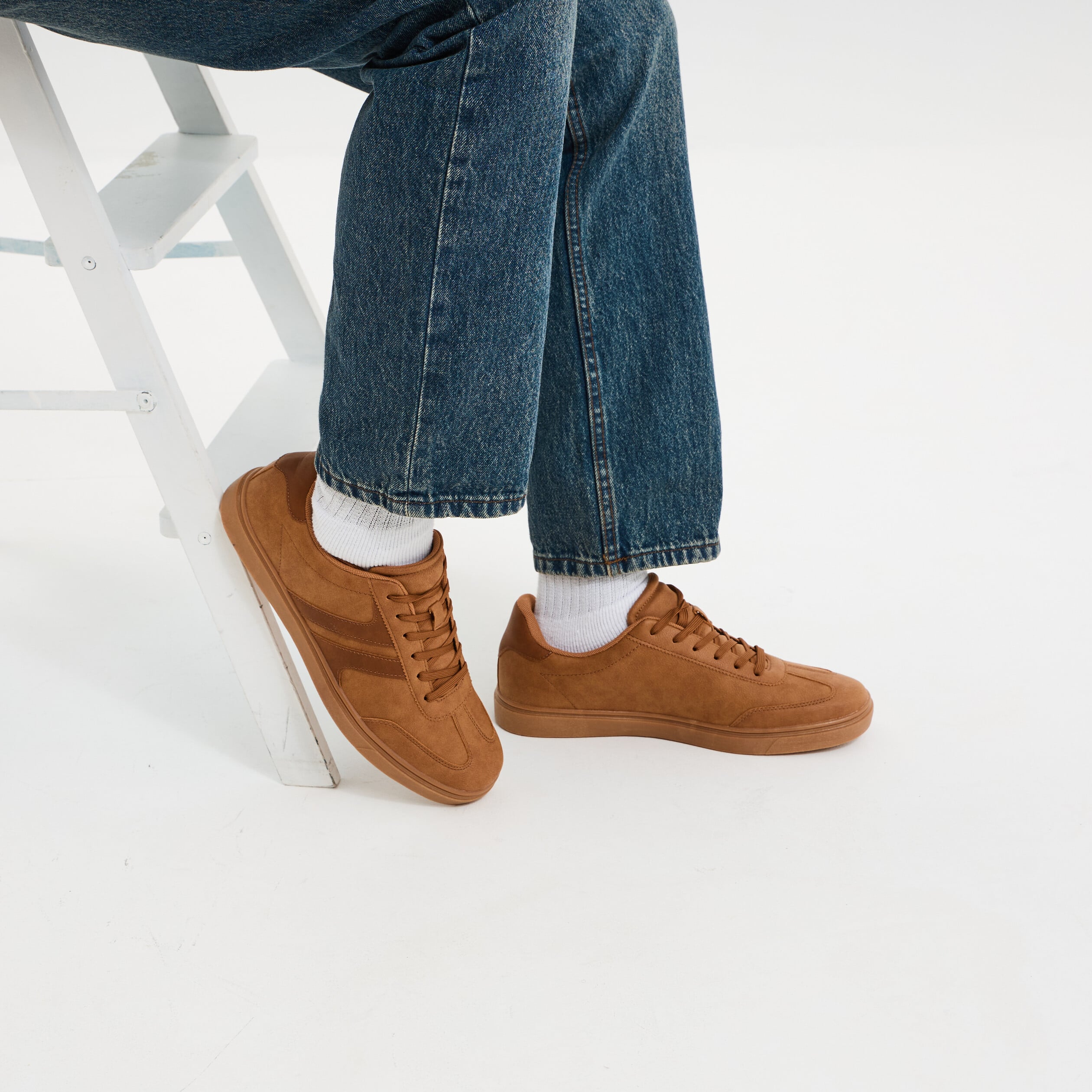 Tennis basses &agrave; lacets marron homme