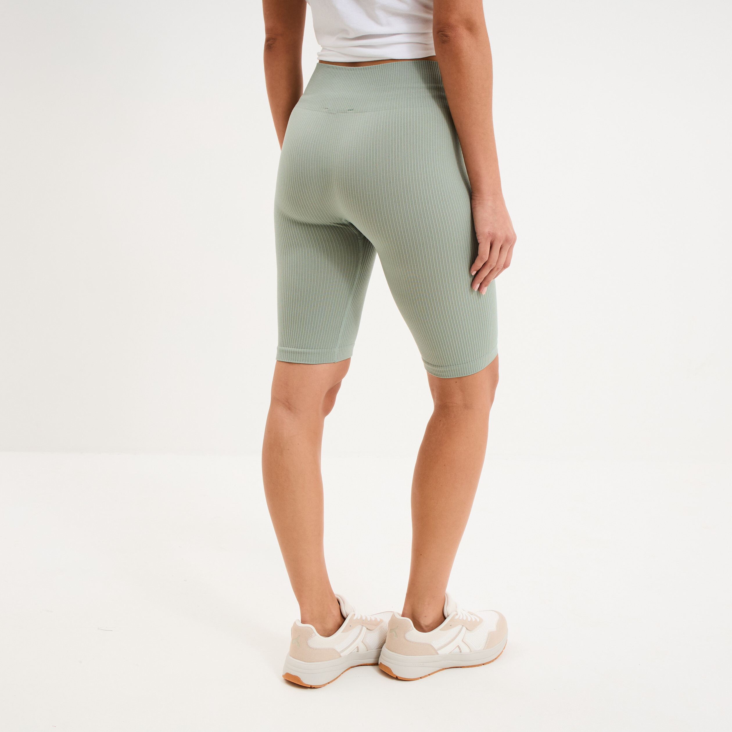 Short cycliste de sport c&ocirc;tel&eacute; stretch vert pastel femme