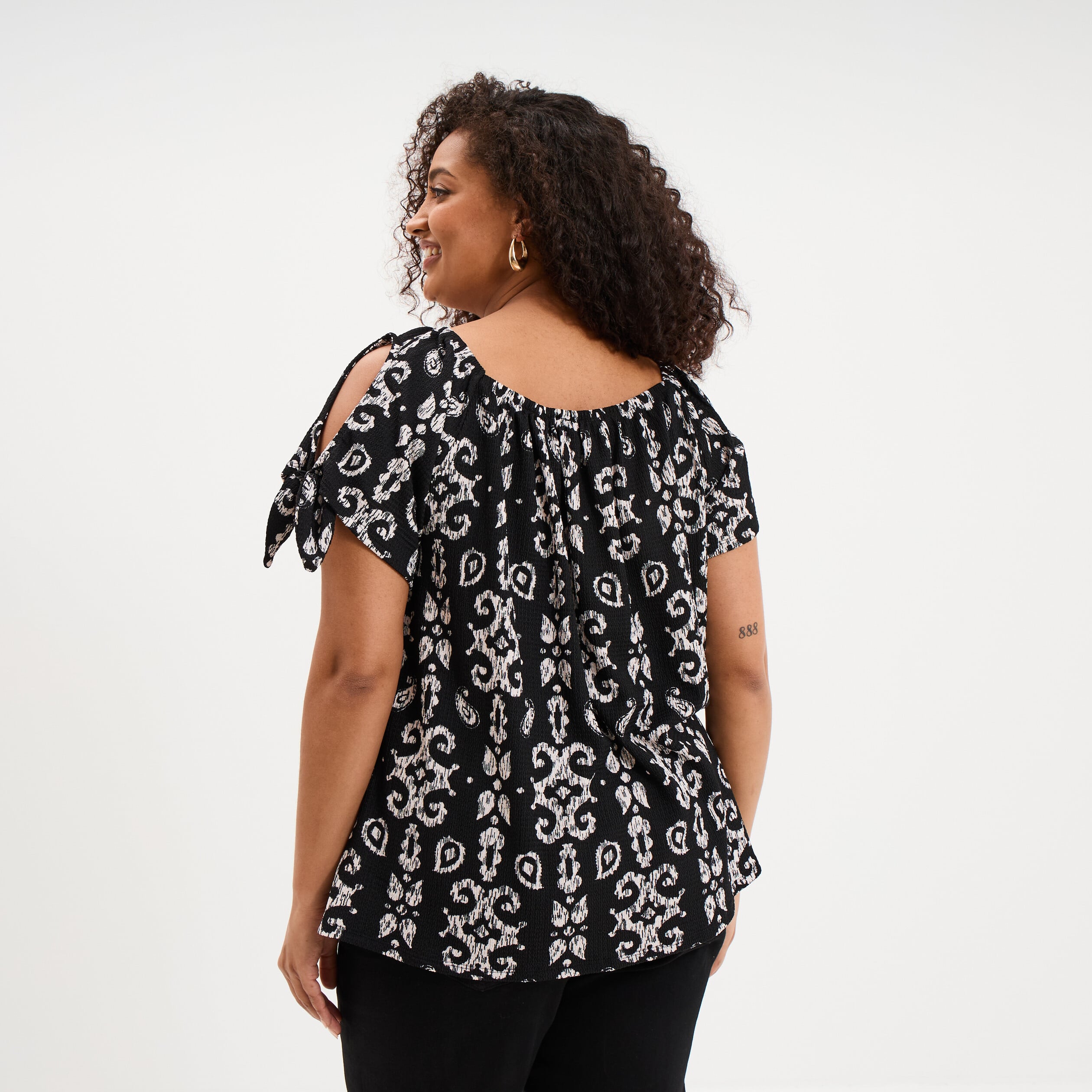 T-shirt gaufr&eacute; avec manches &agrave; noeuds noir femme grande taille