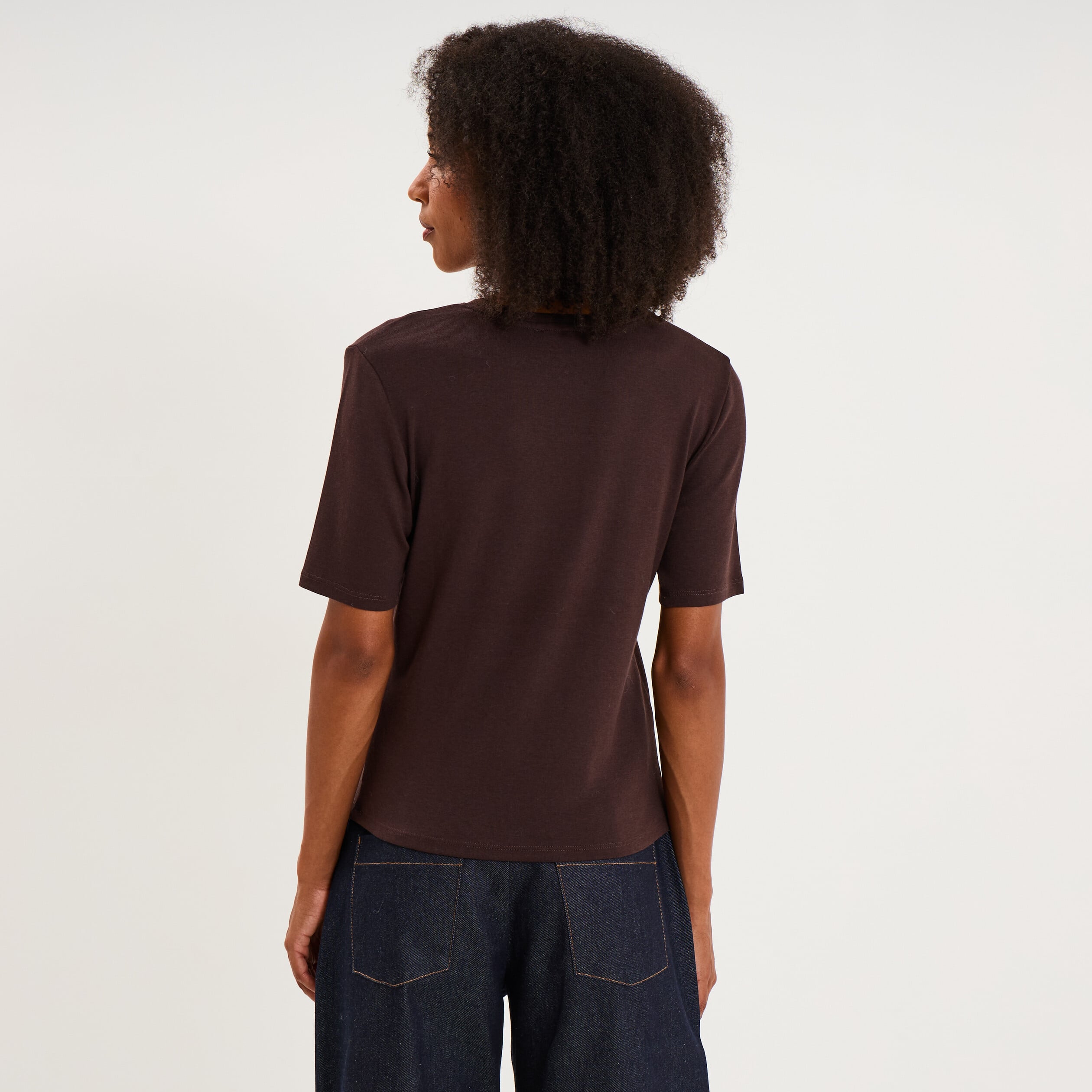 T-shirt col rond manches courtes ajust&eacute; marron fonc&eacute; femme