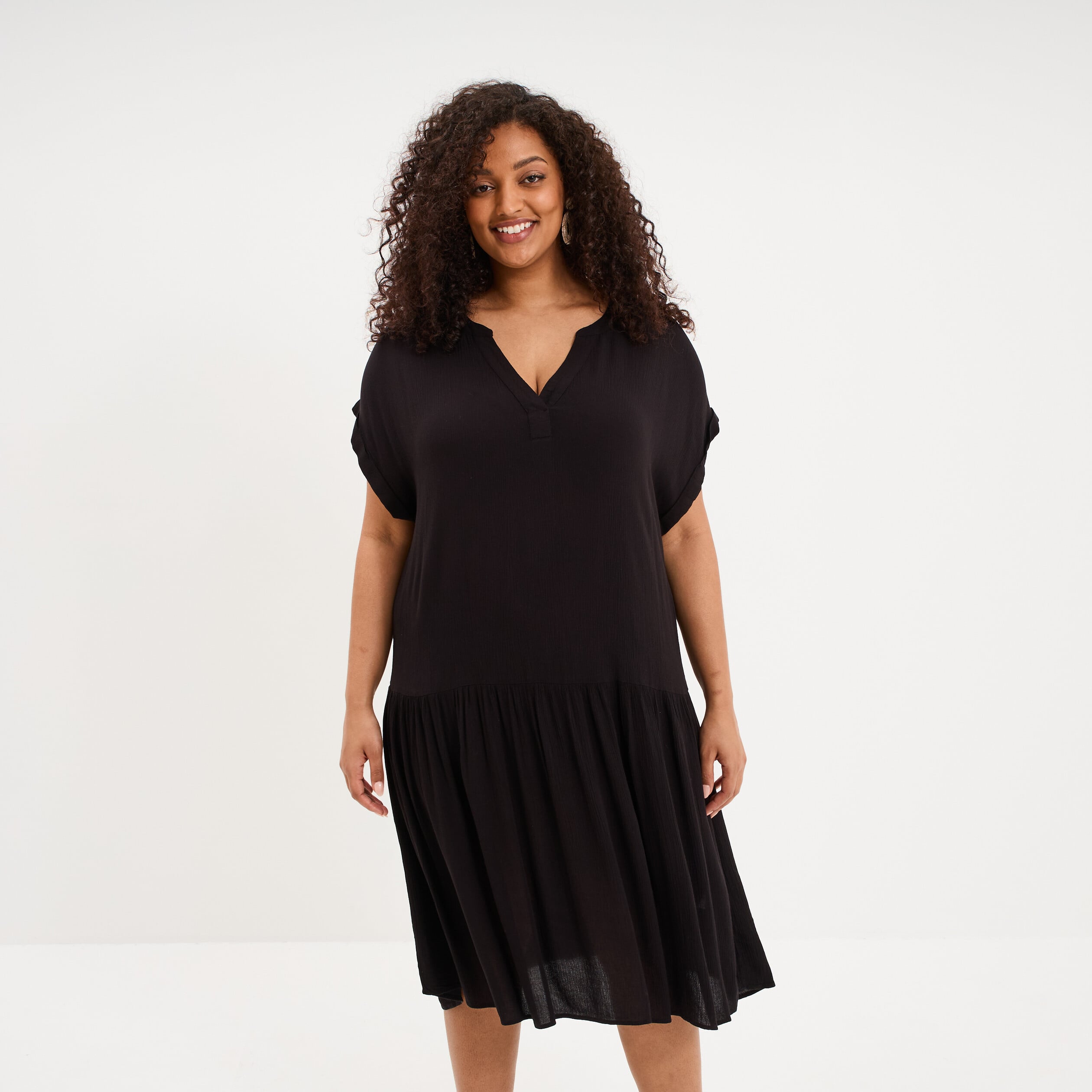 Robe courte fluide &eacute;vas&eacute;e col tunisien noir femme grande taille