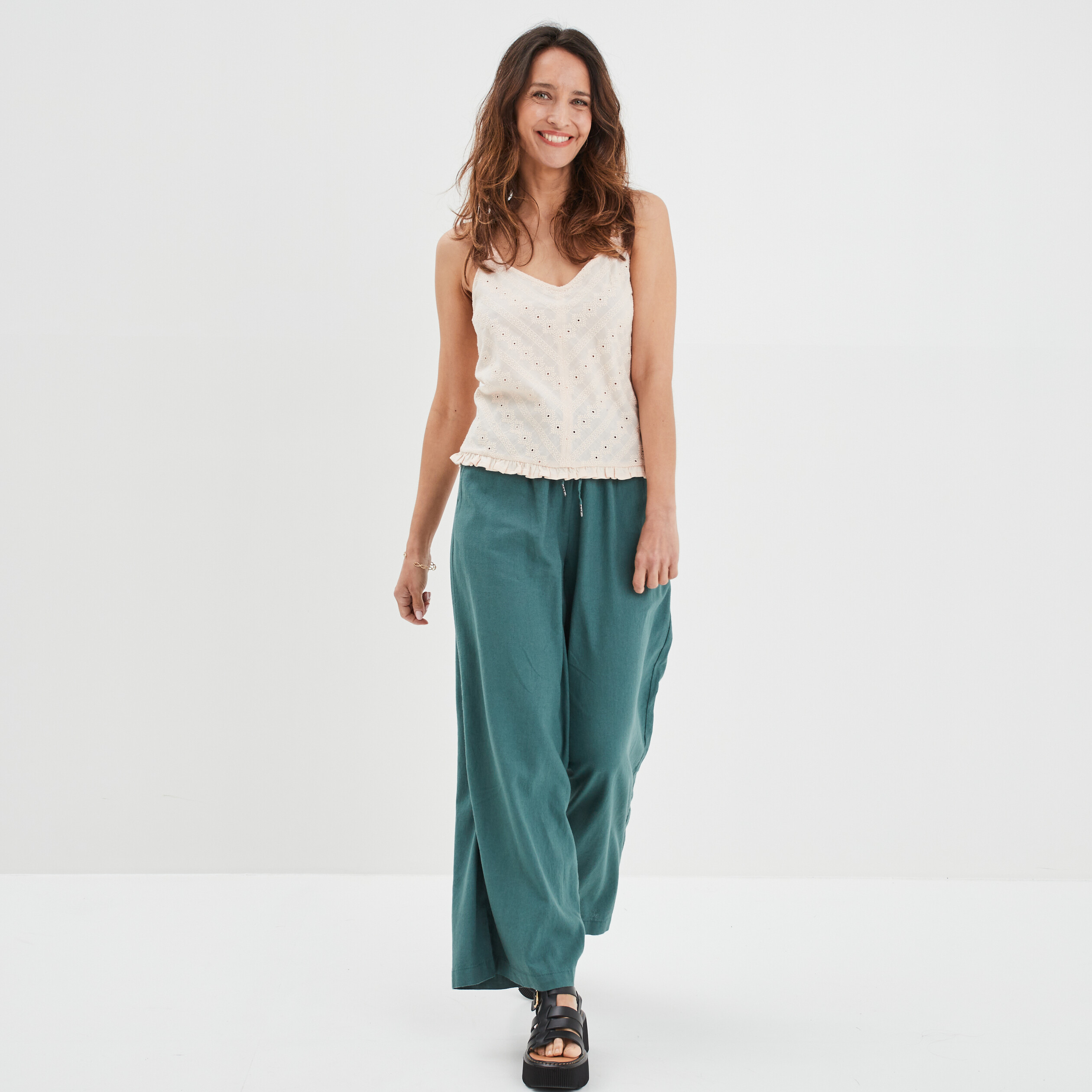 debardeur broderie anglaise a volants rose clair femme Débardeur broderie anglaise à volants rose clair femme